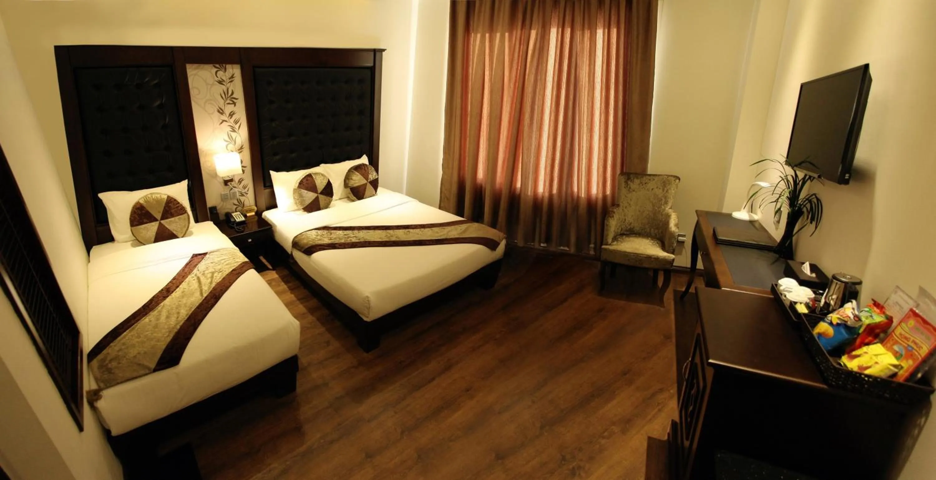 Deluxe Triple Room with City View in CityBay Palace Hạ Long Hotel