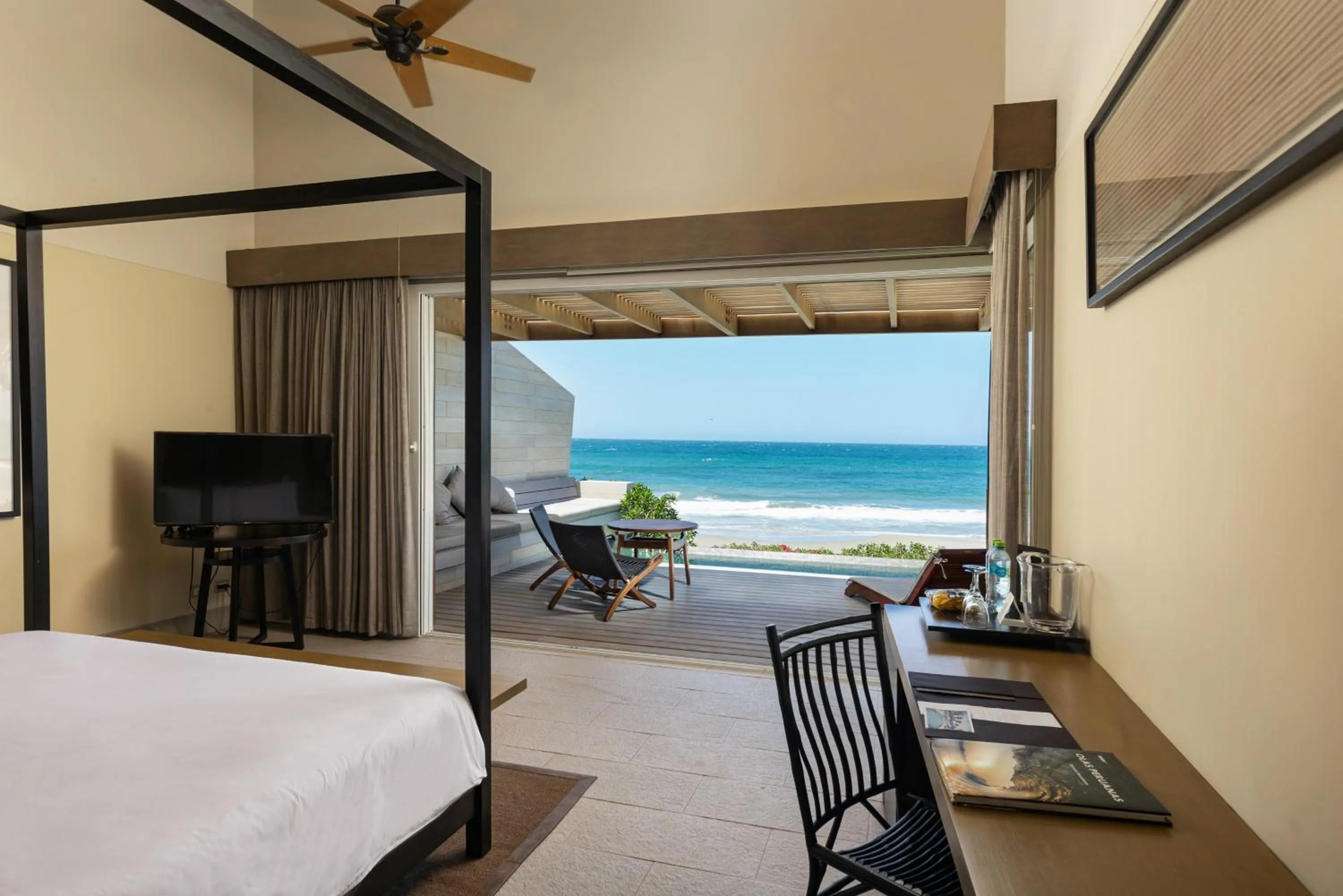 Beachfront Pool Villa in Arennas Mancora