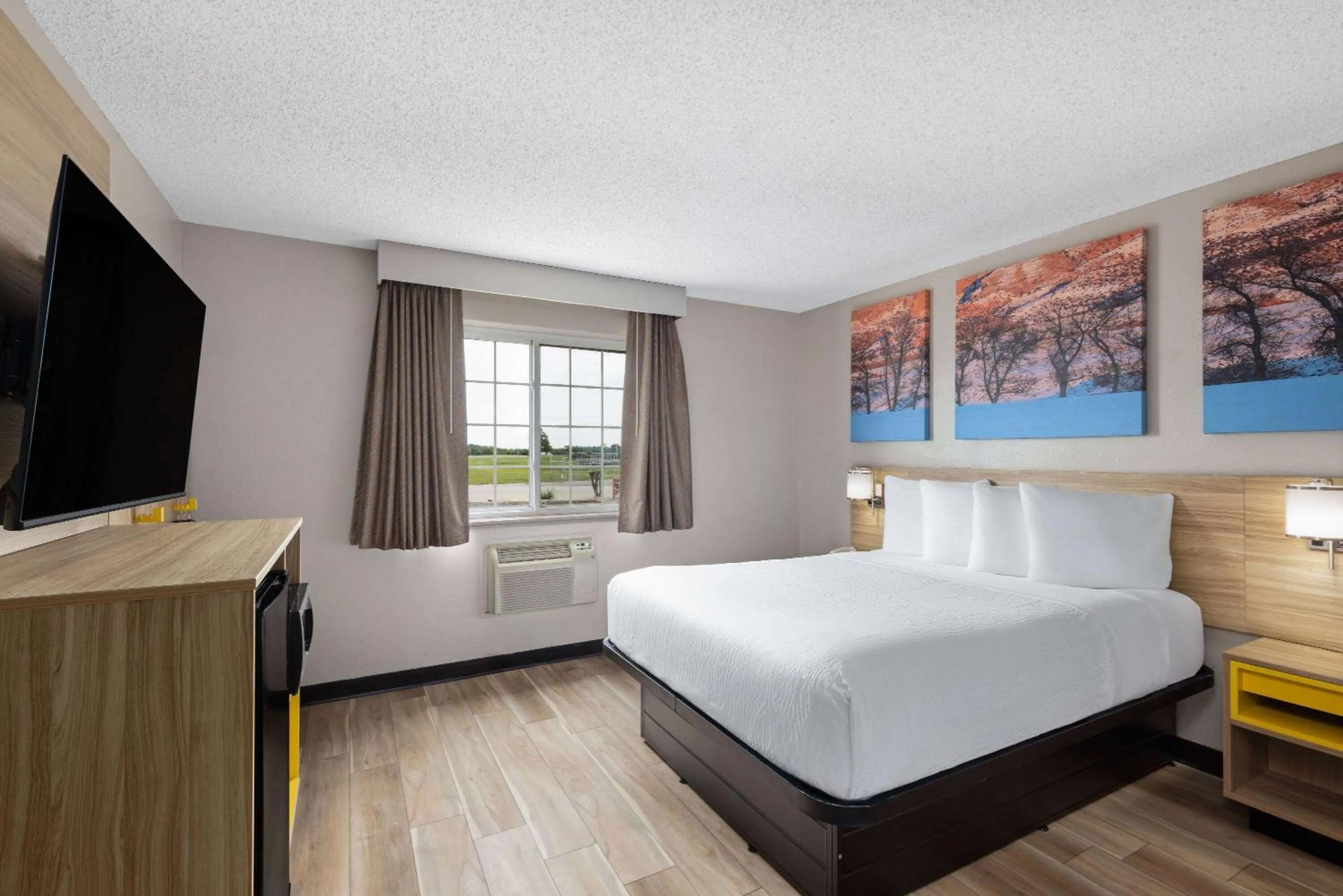 Queen Room - Mobility Accessible/First Floor/Non-Smoking in Days Inn by Wyndham Miami