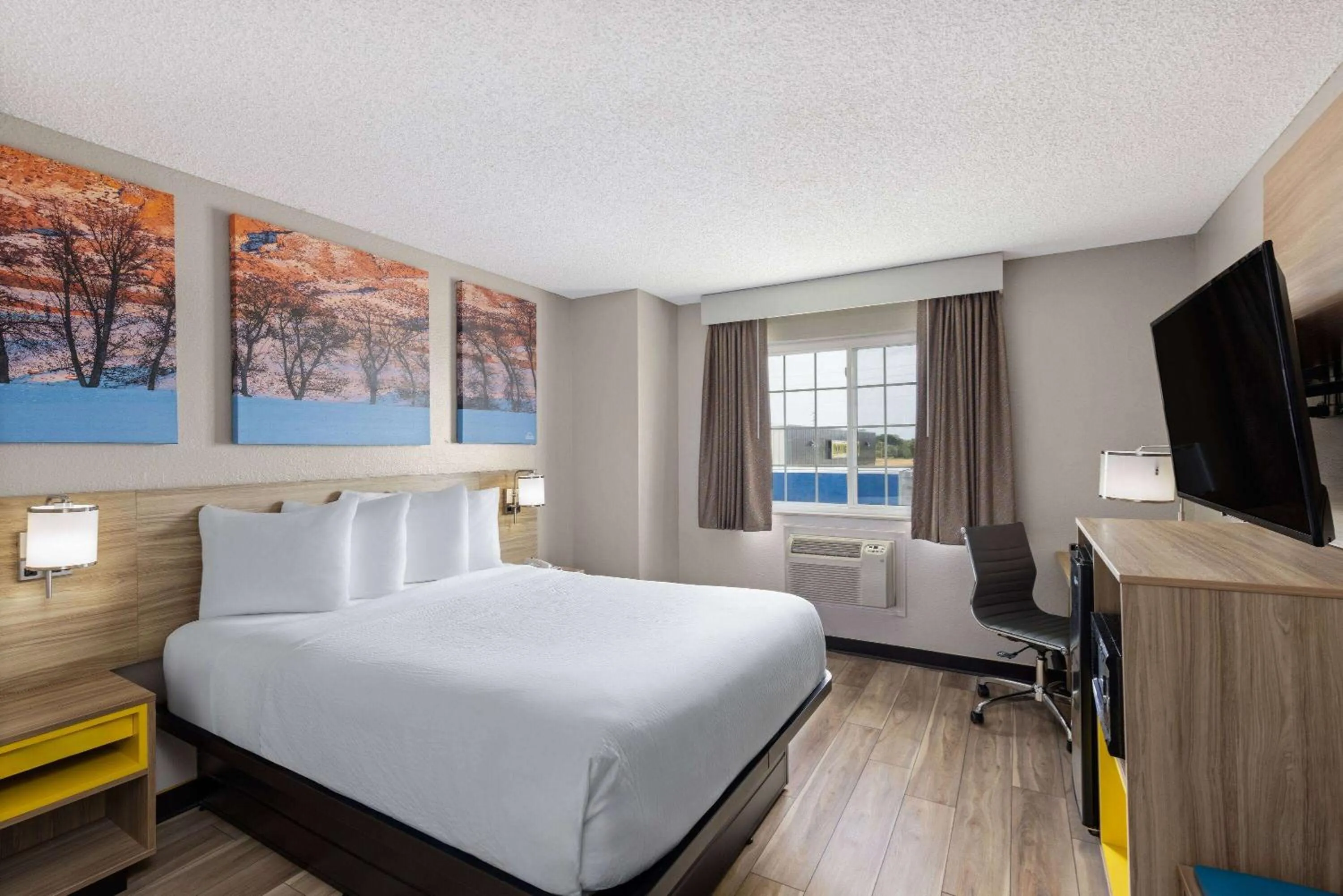 Queen Room with One Queen Bed  - Second Floor - Non-Smoking  in Days Inn by Wyndham Miami