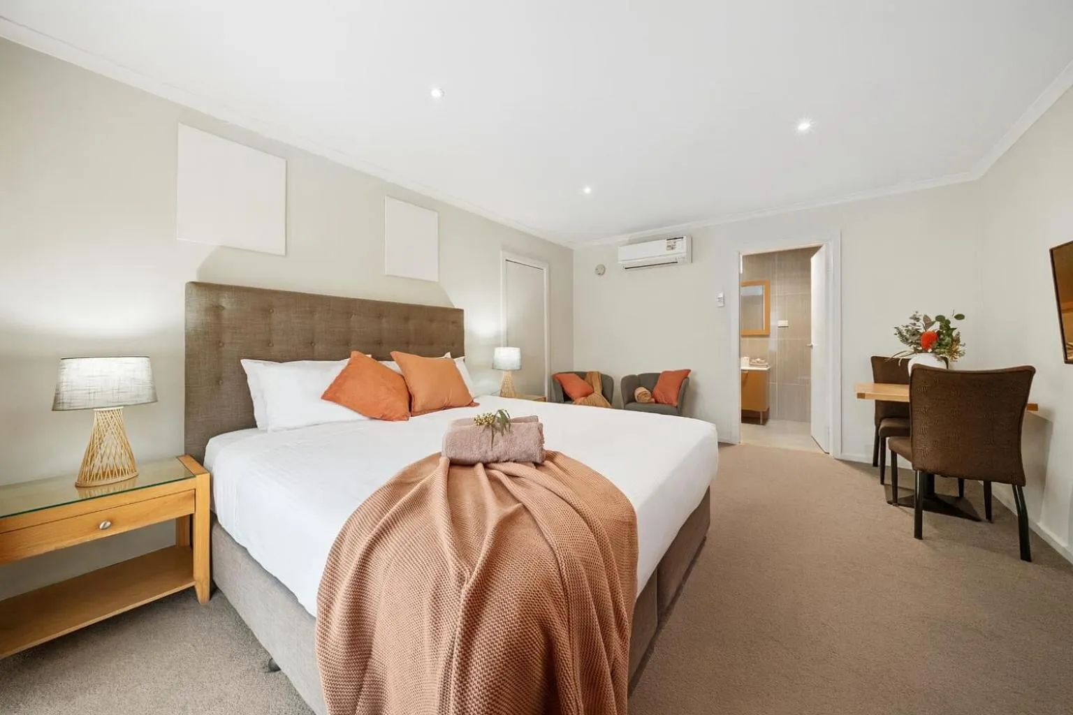 Deluxe King Room in New Crossing Place Motel