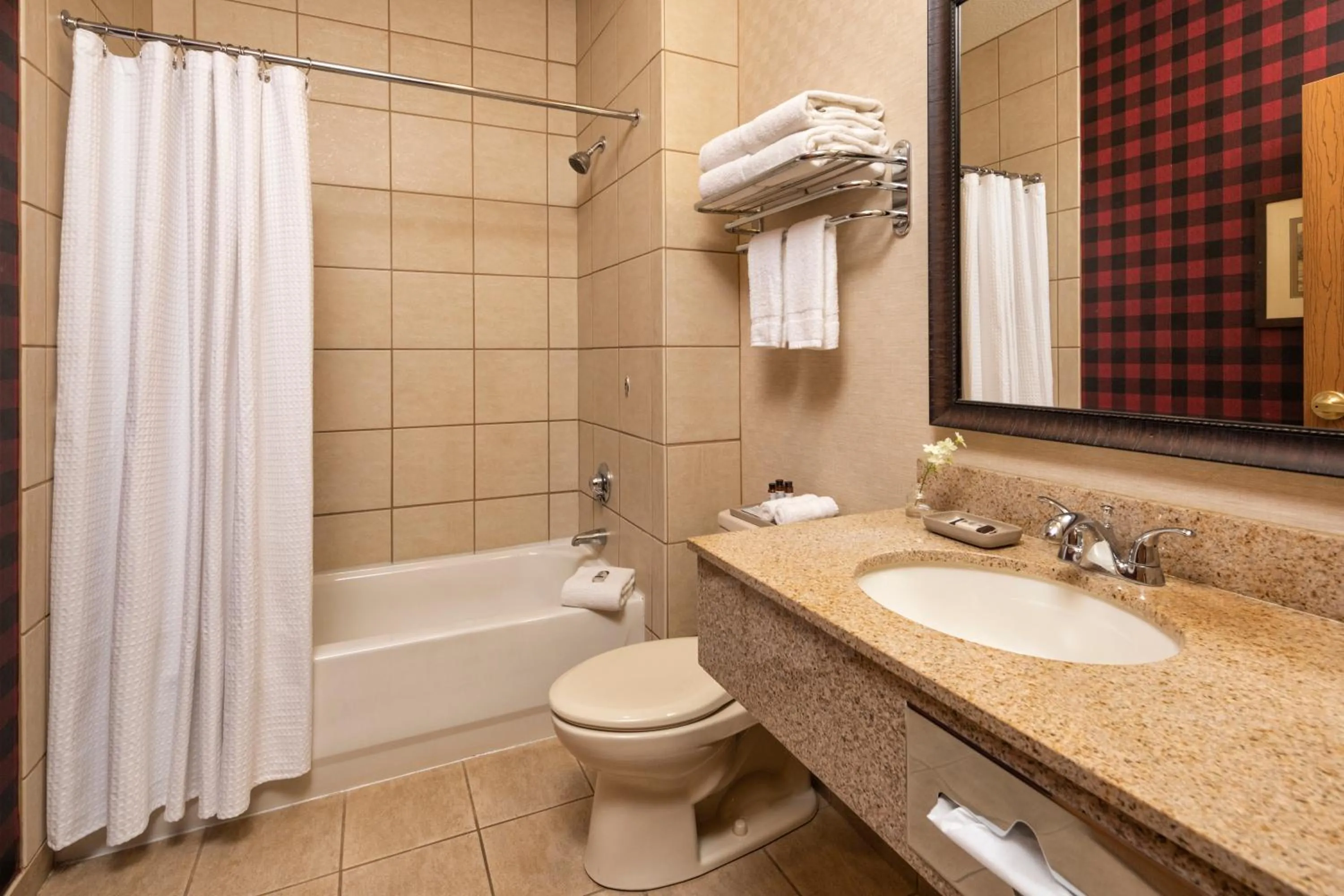 Queen Suite in bantr Grand Hotel Wausau - Rothschild