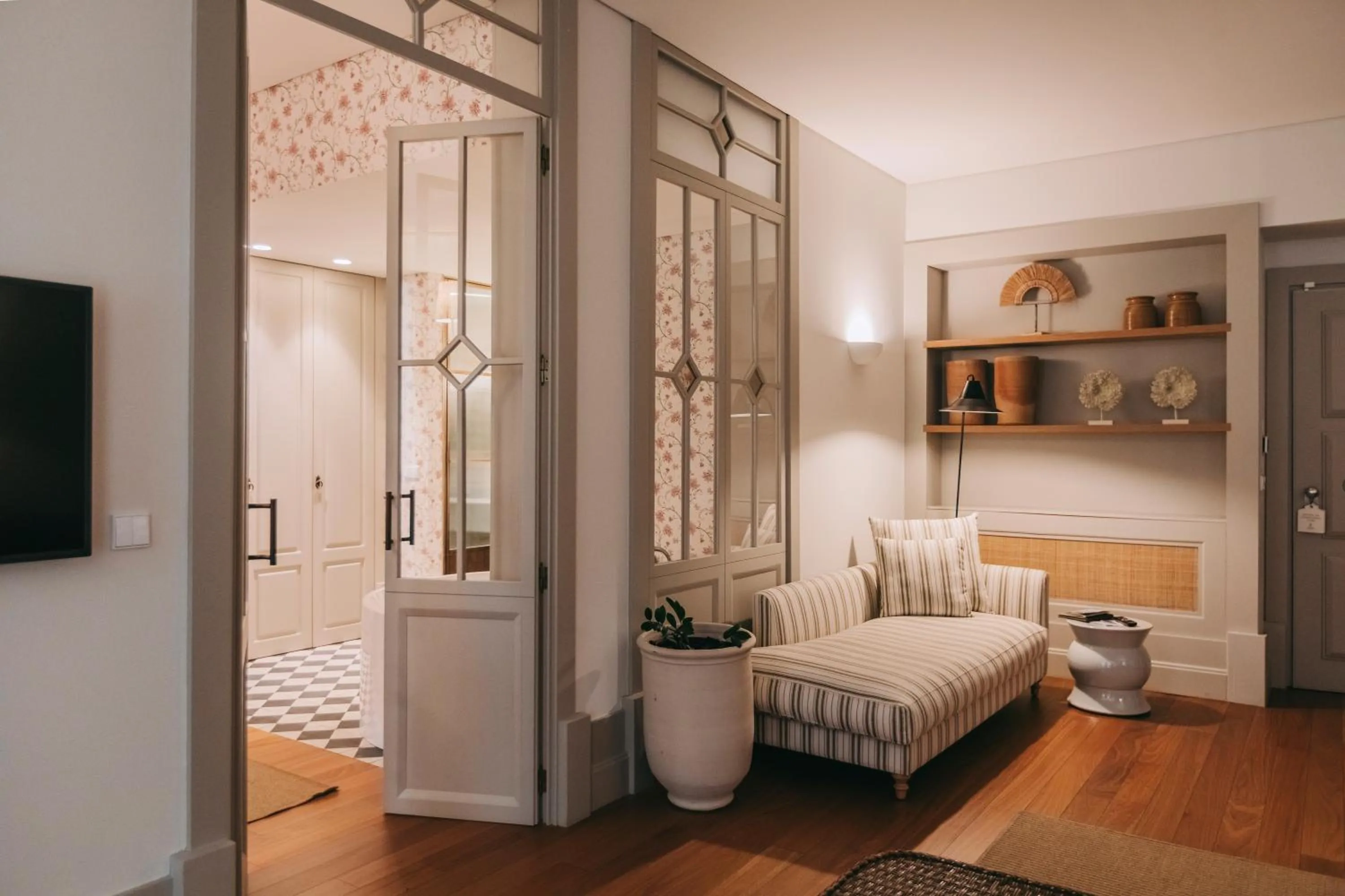 Royal Suite with Hot Tub in Torel Saboaria