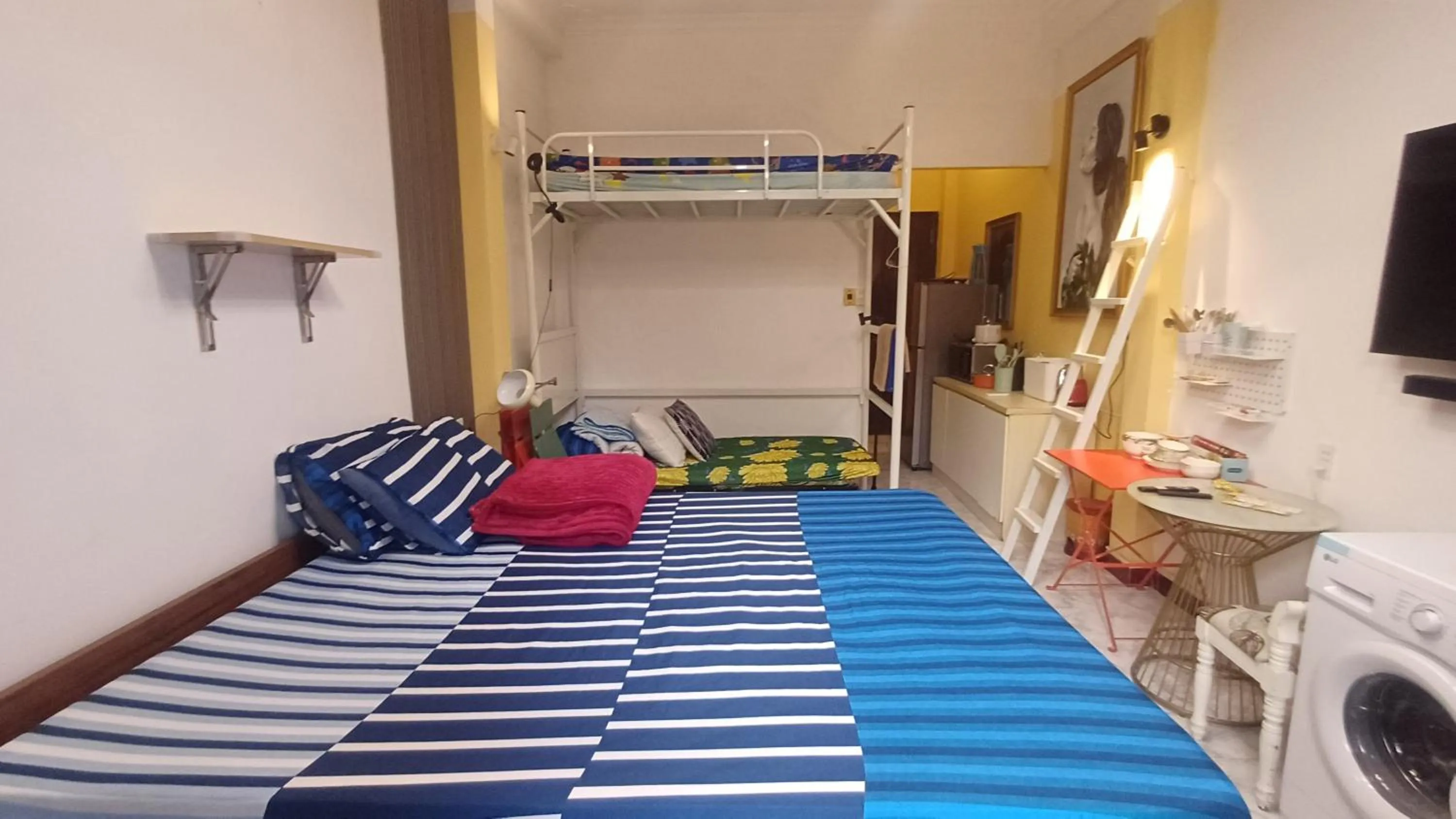 Quadruple Room with Balcony in Homestay Hostel Apartment Minh Lộc