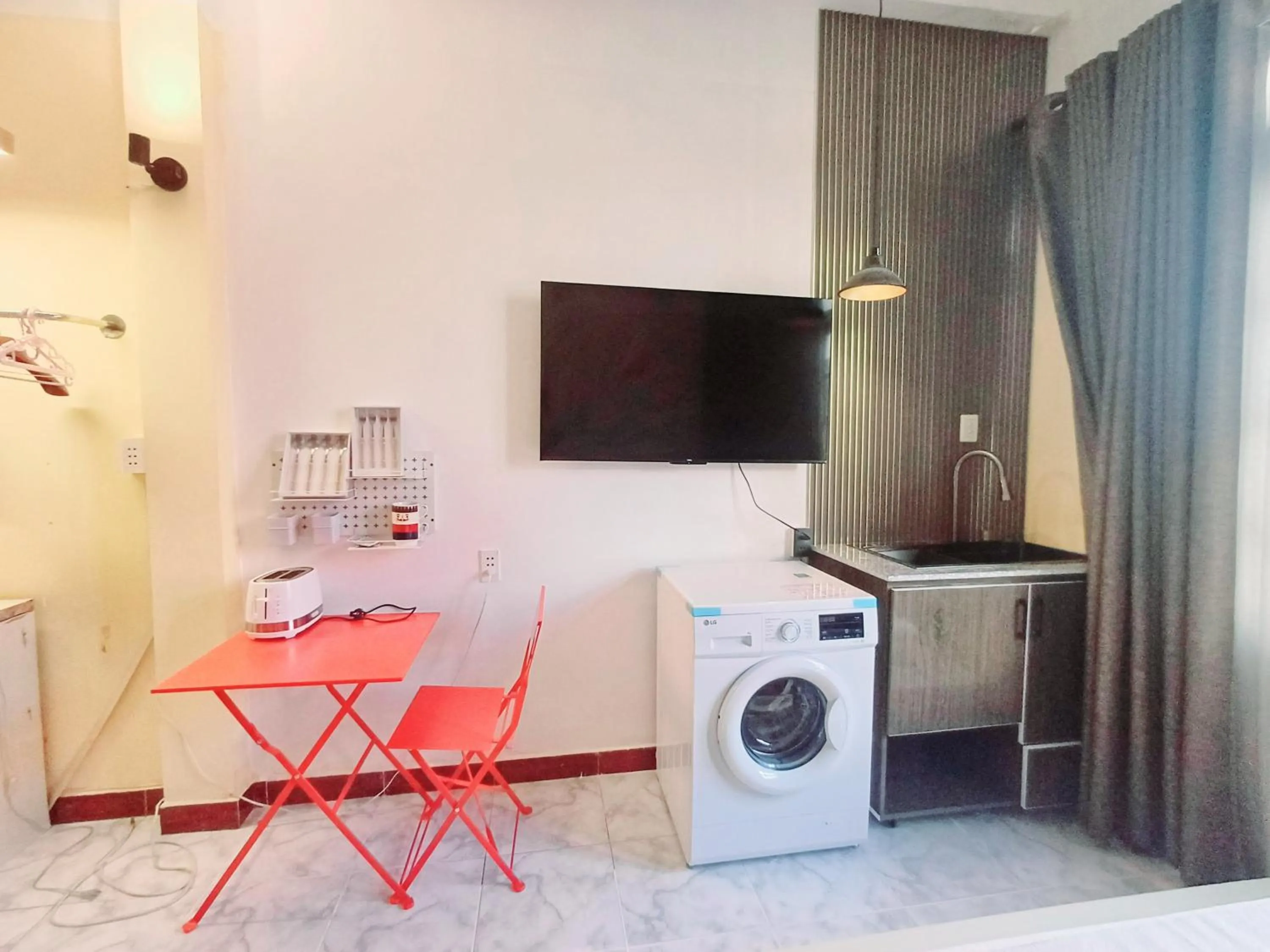 Queen Room with Balcony in Homestay Hostel Apartment Minh Lộc