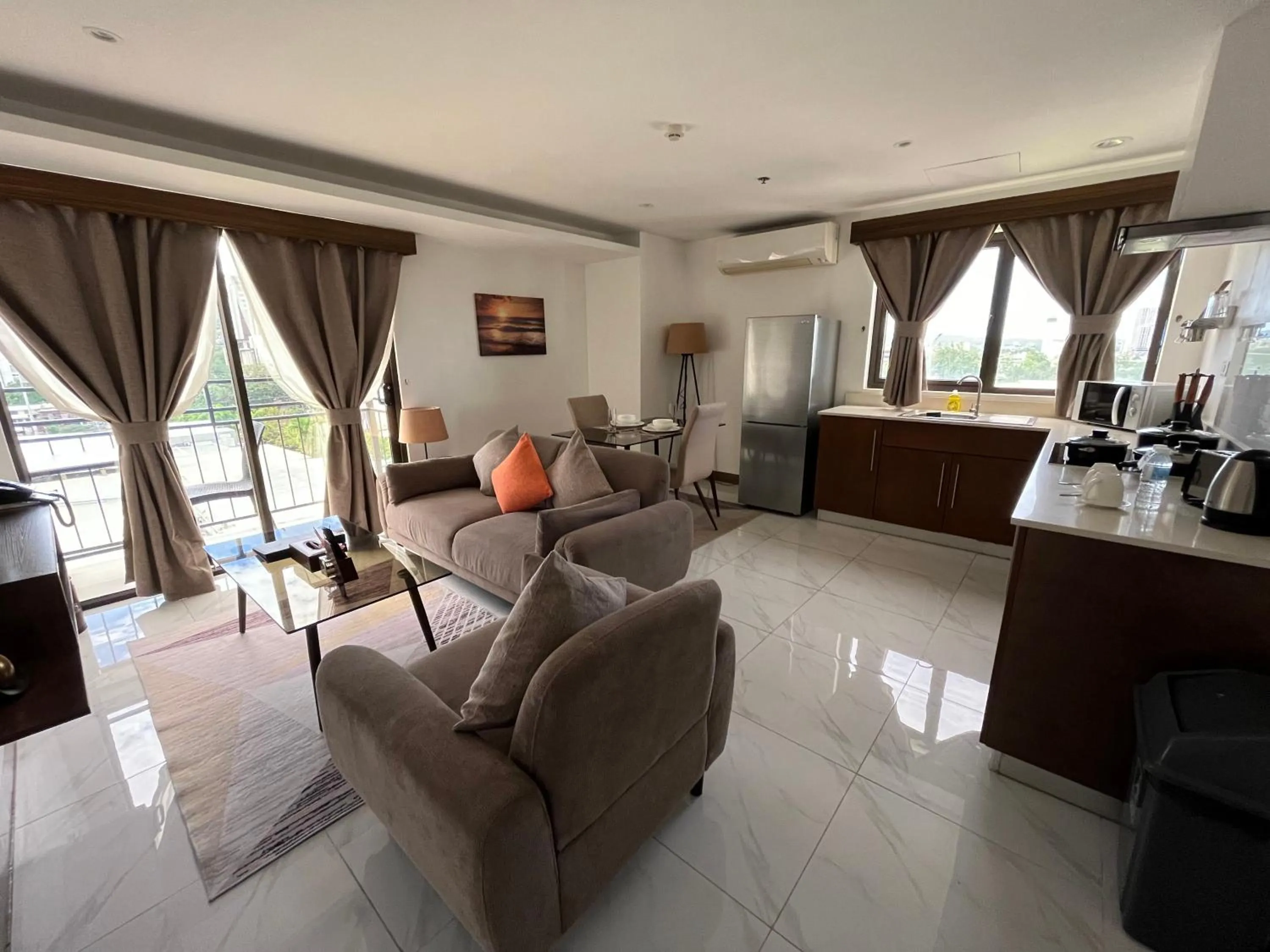 One-Bedroom Apartment with Balcony in 88th Avenue