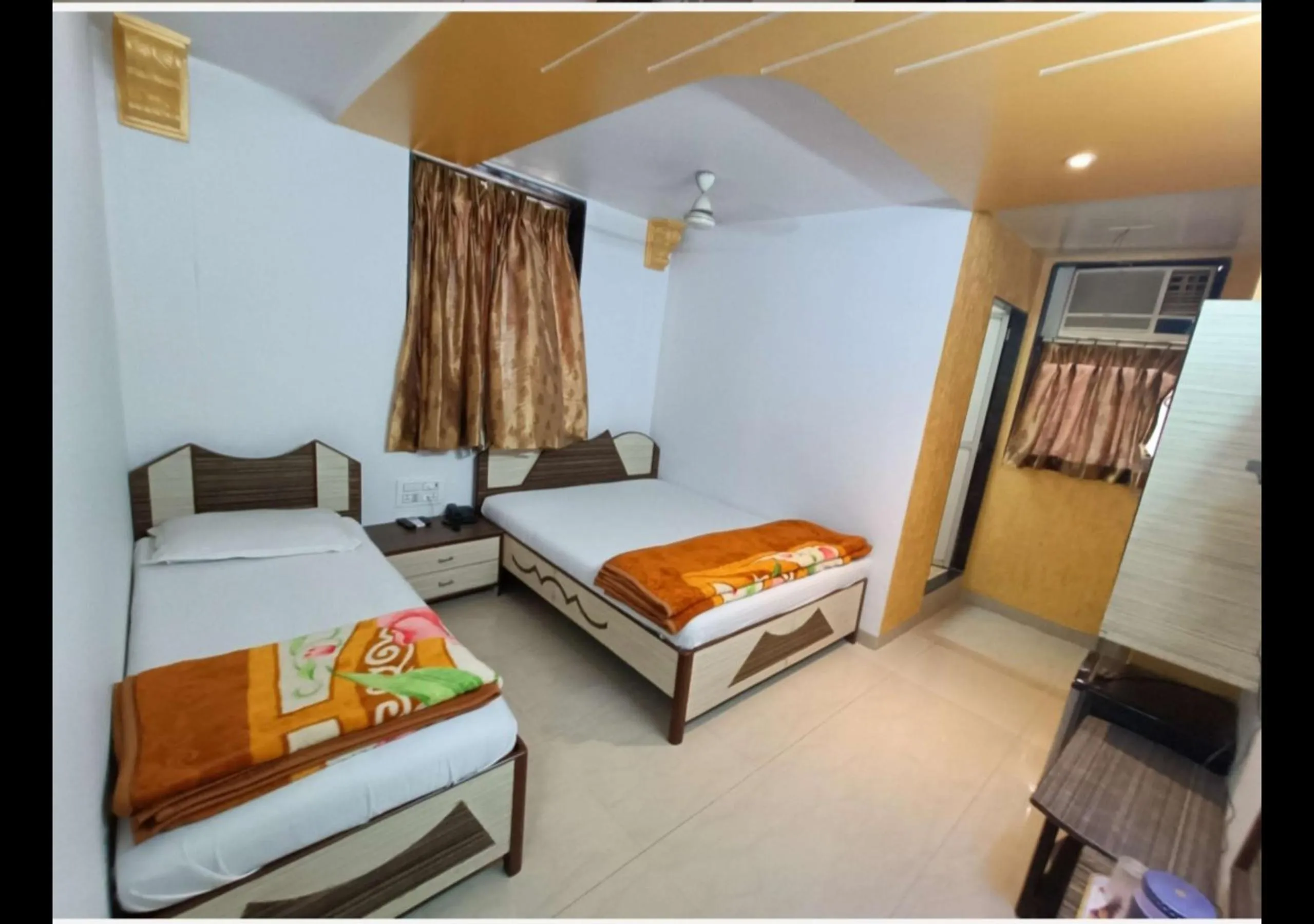 Standard Triple Room in Hotel Broadway Colaba