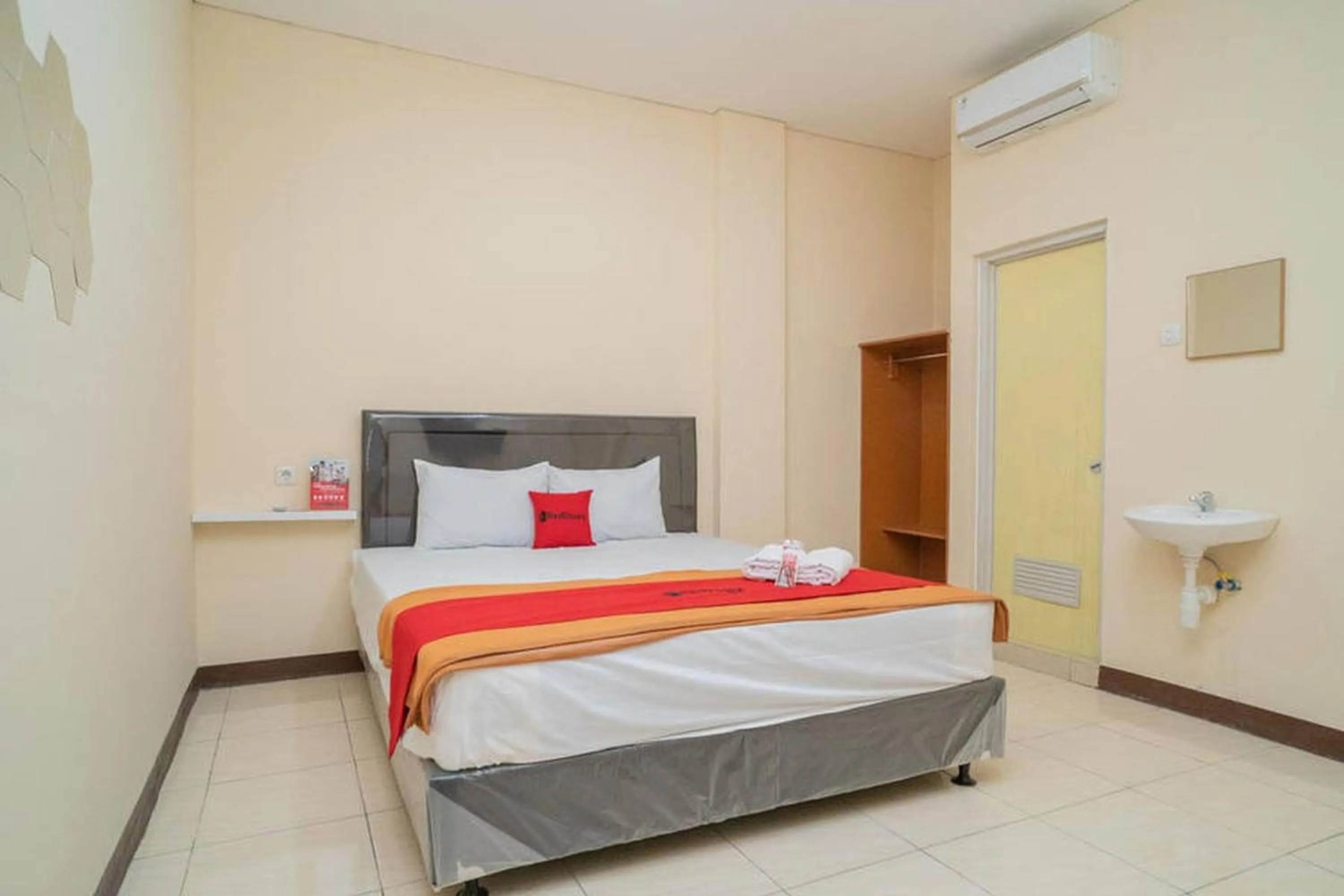 Deluxe Double Room in RedDoorz near Stasiun Tangerang