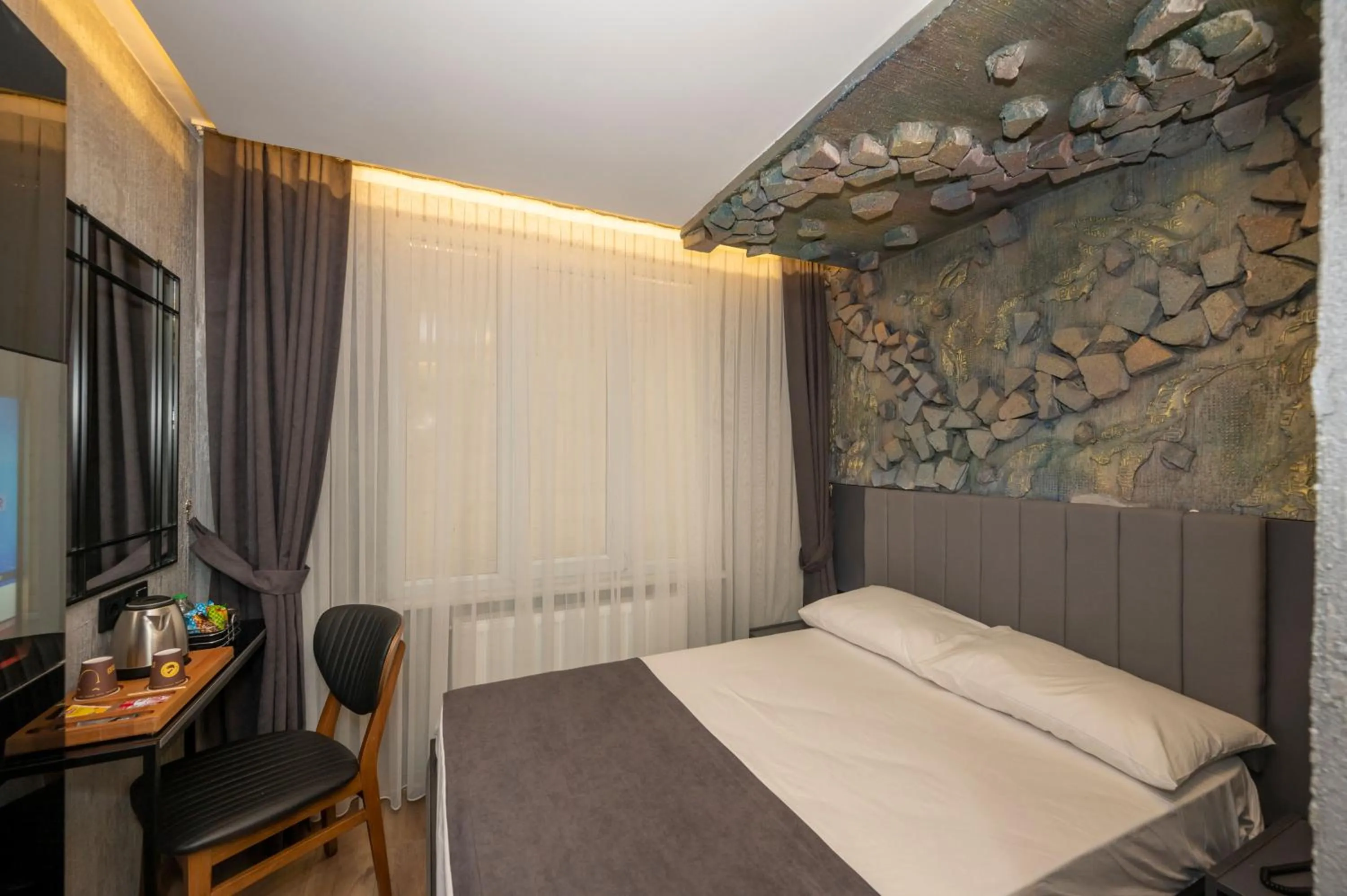 Budget Single Room in Continental Airport Hotel
