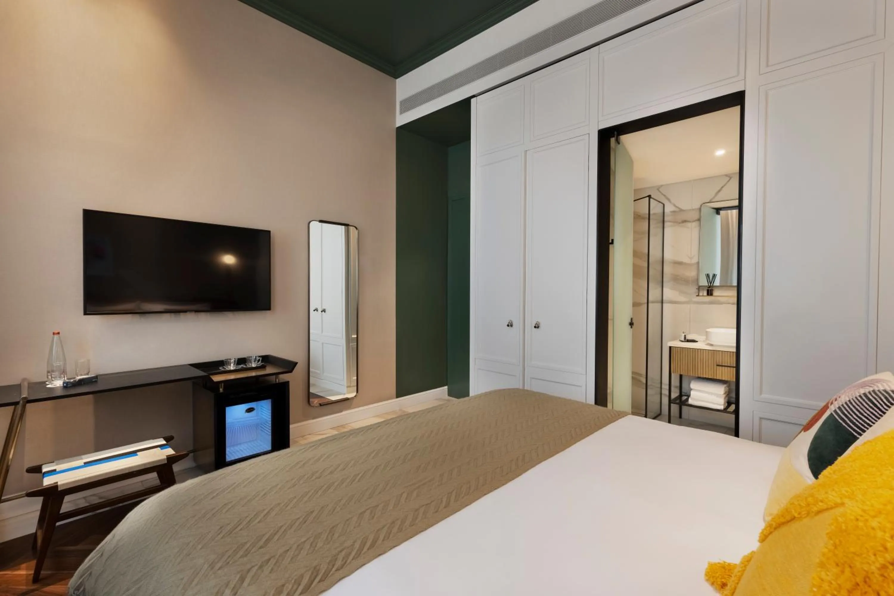 Double Room Urban View With Balcony in Alberto by Isrotel Design