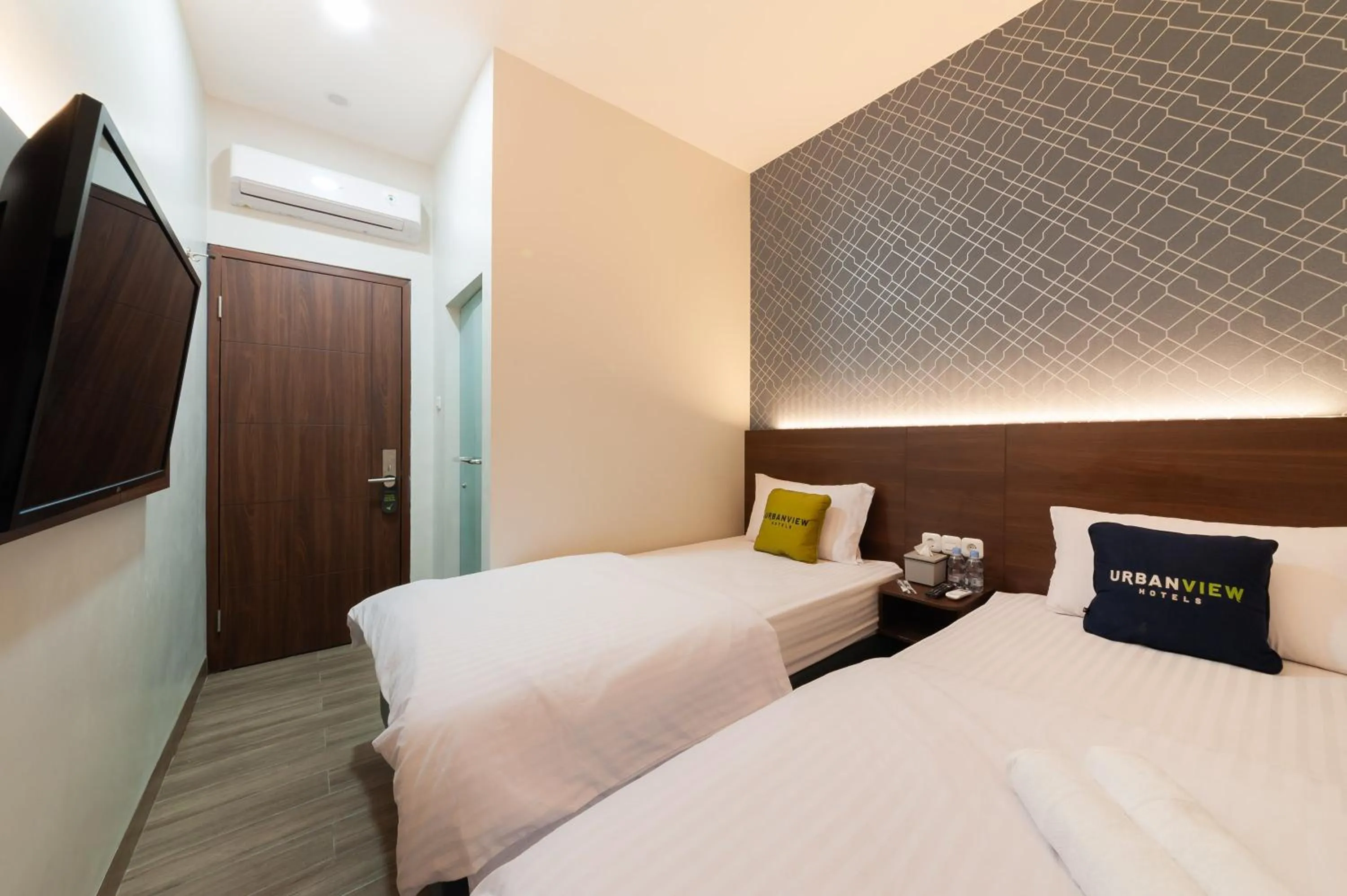 Superior Twin Room in Urbanview Hotel Cengkareng Jakarta by RedDoorz
