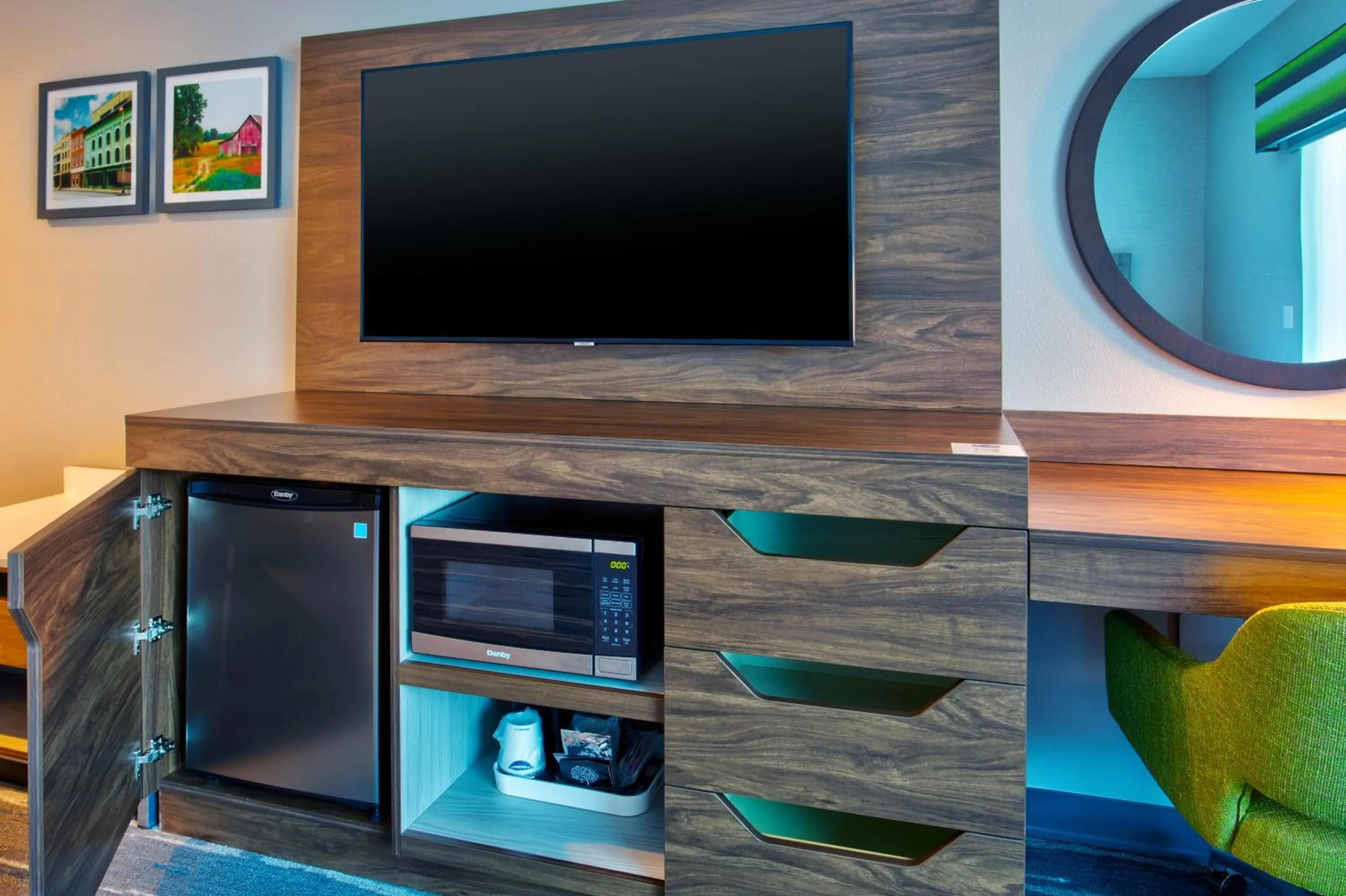 King Room - Hearing Access in Hampton Inn Paris, Tn