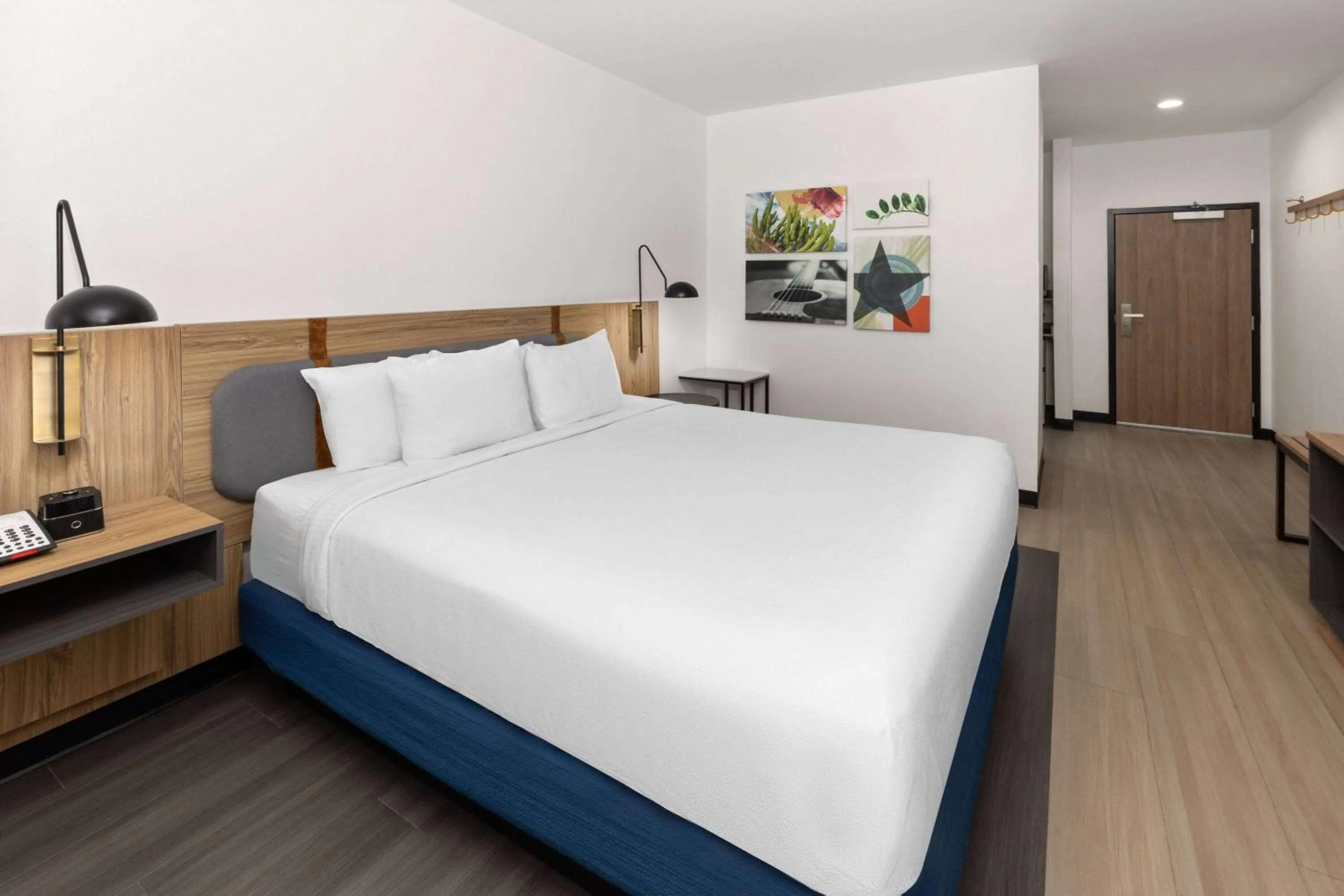 1 King Bed, Mobility Accessible Room, Bathtub w/ Grab Bars, Non-Smoking in La Quinta Inn & Suites by Wyndham El Paso East Loop-375