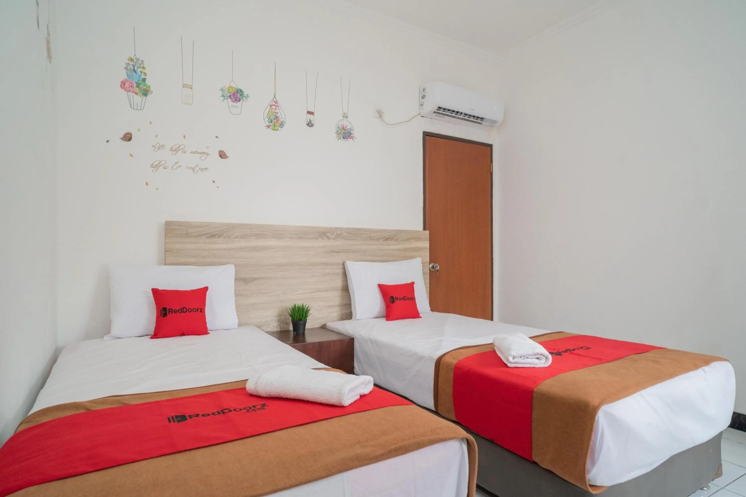 Twin Room in RedDoorz @ Glodok