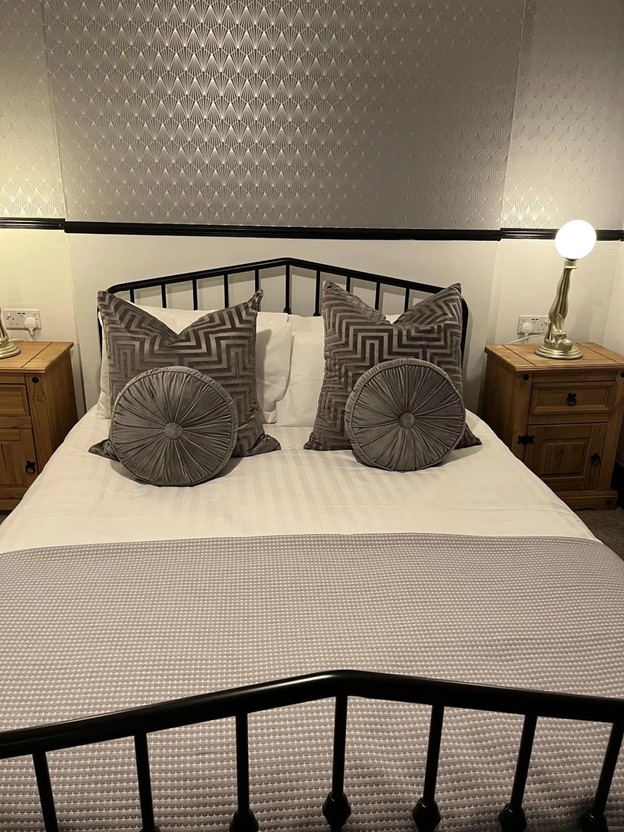 Deluxe King Room in The Tontine Hotel & Bar