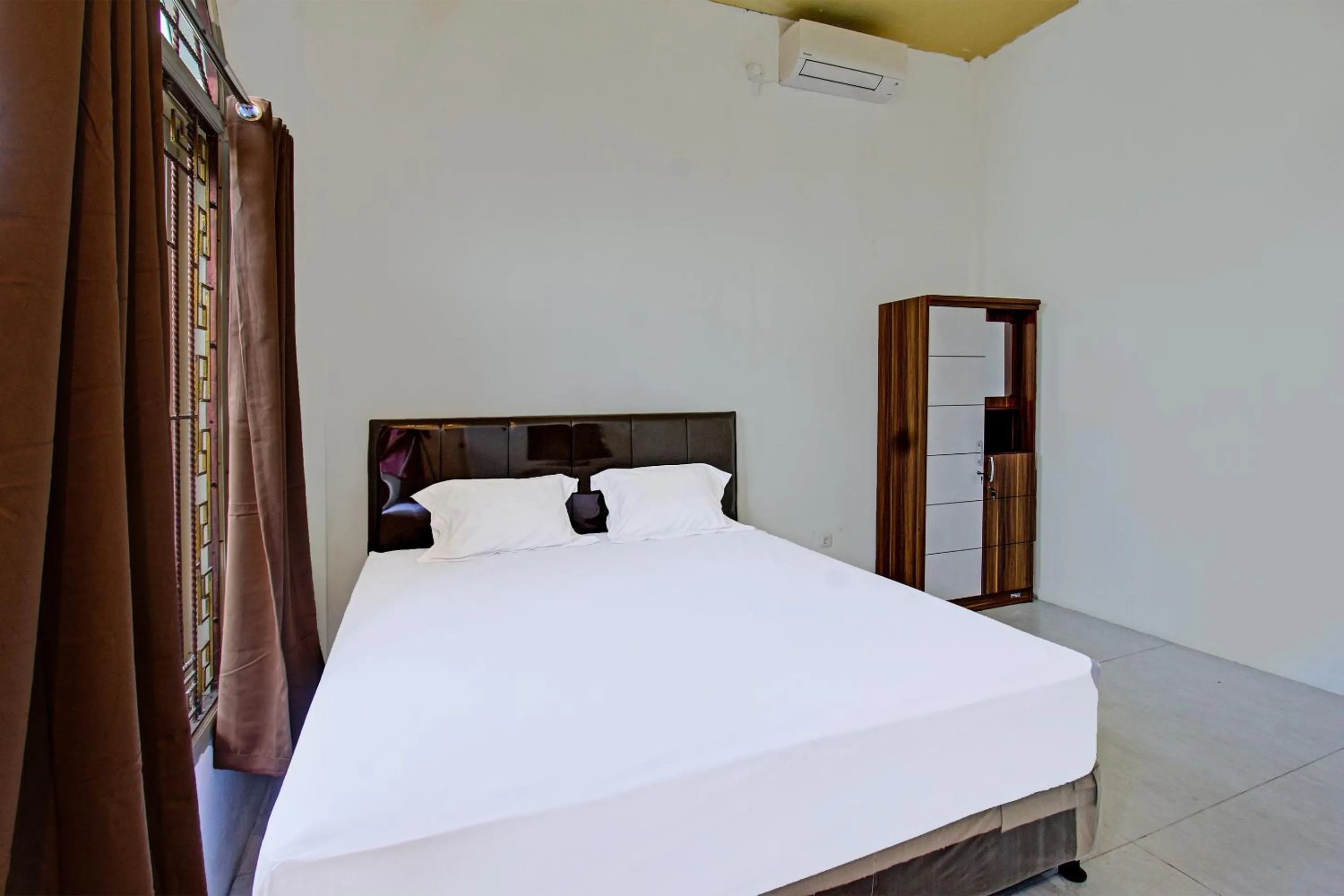 Deluxe Double Room in Hotel O Ayu Bypass MansionNearBundaran Gerung