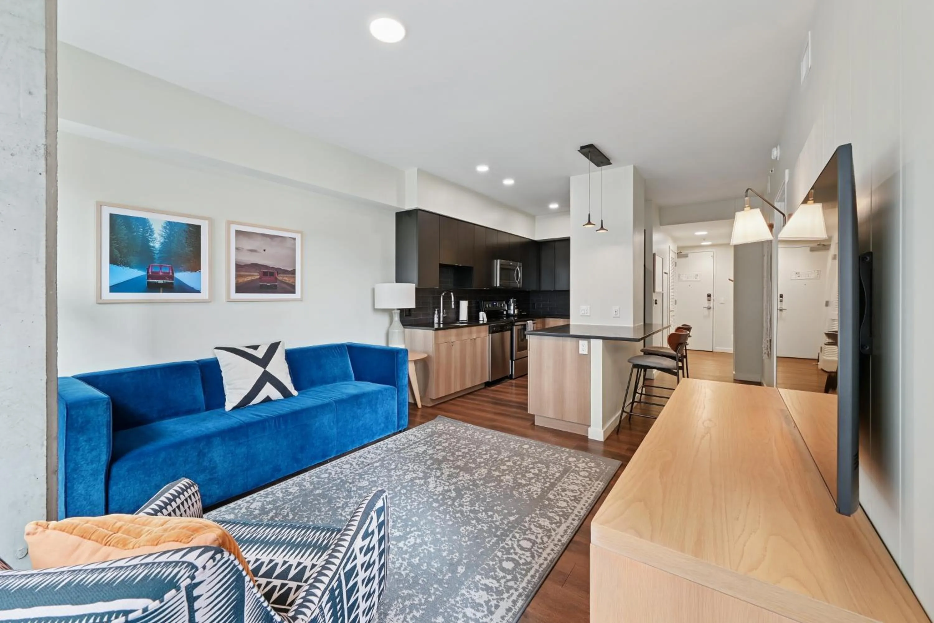 1 Bedroom Designer Furnished Apt at Union Station in Sentral Union Station