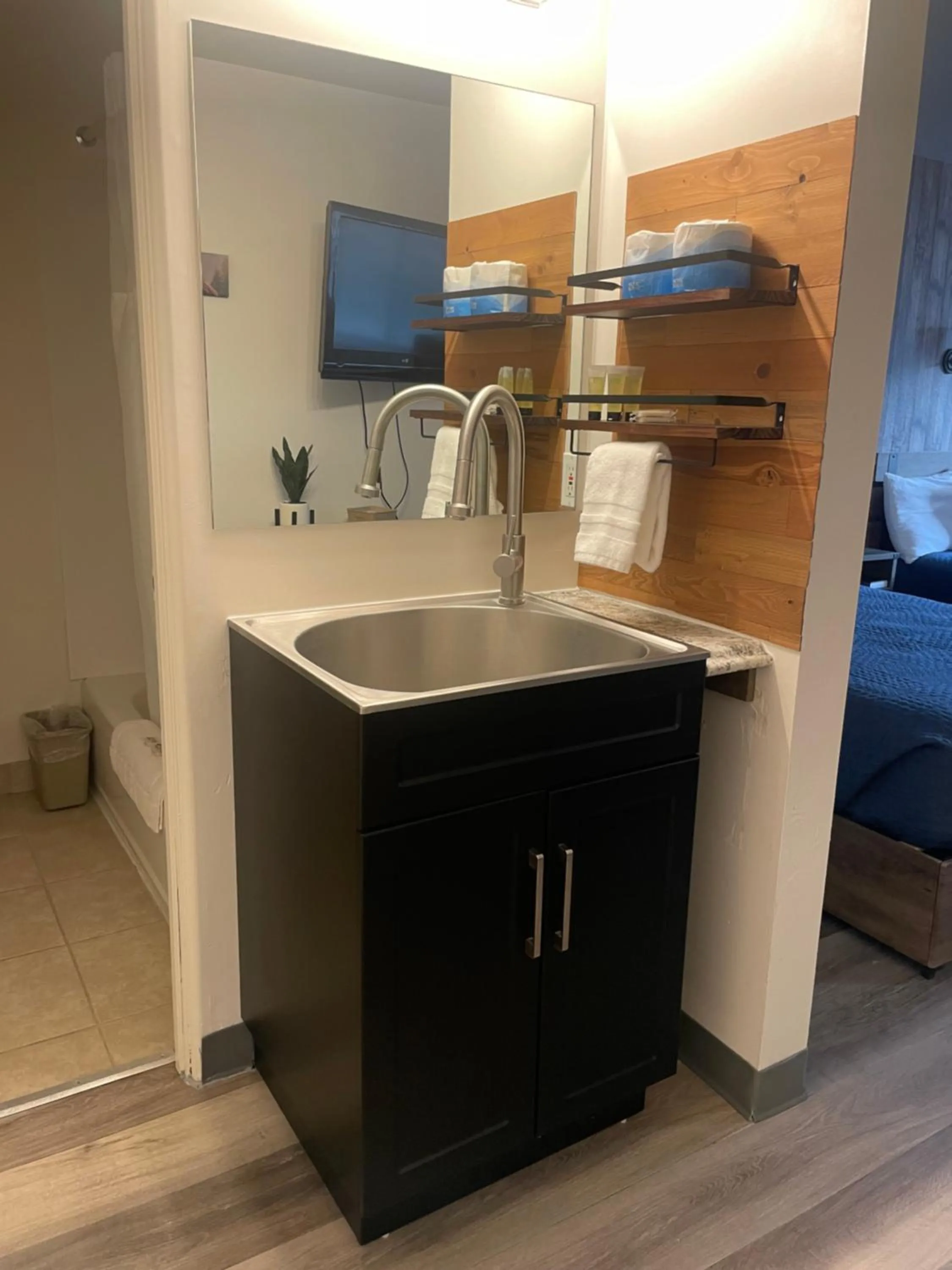 Deluxe Double Room (1 adult + 1 child) in Jefferson Inn