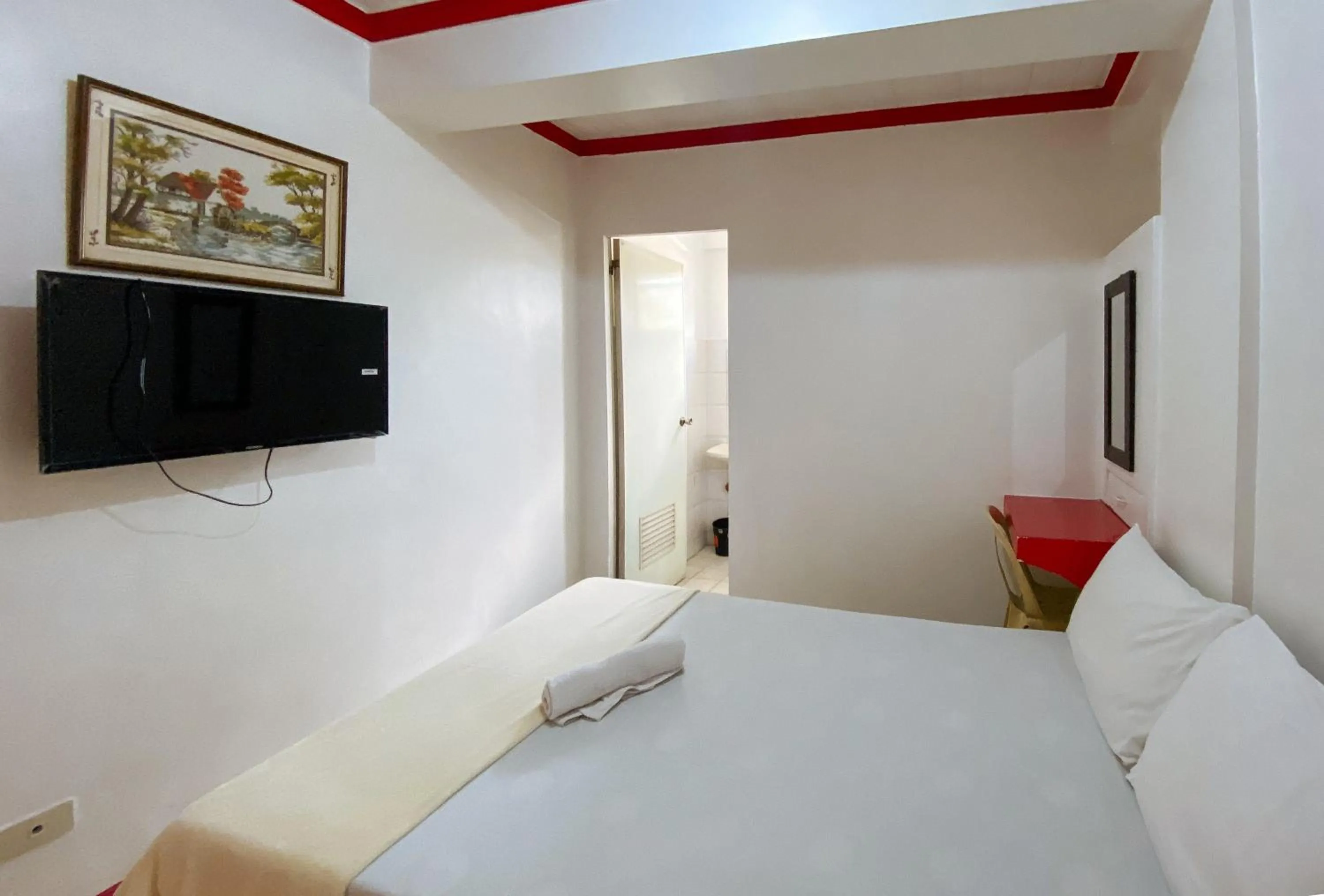 Standard Double Room with Shared Bathroom in RedDoorz Hostel @ Tita Aidz Inn Baguio