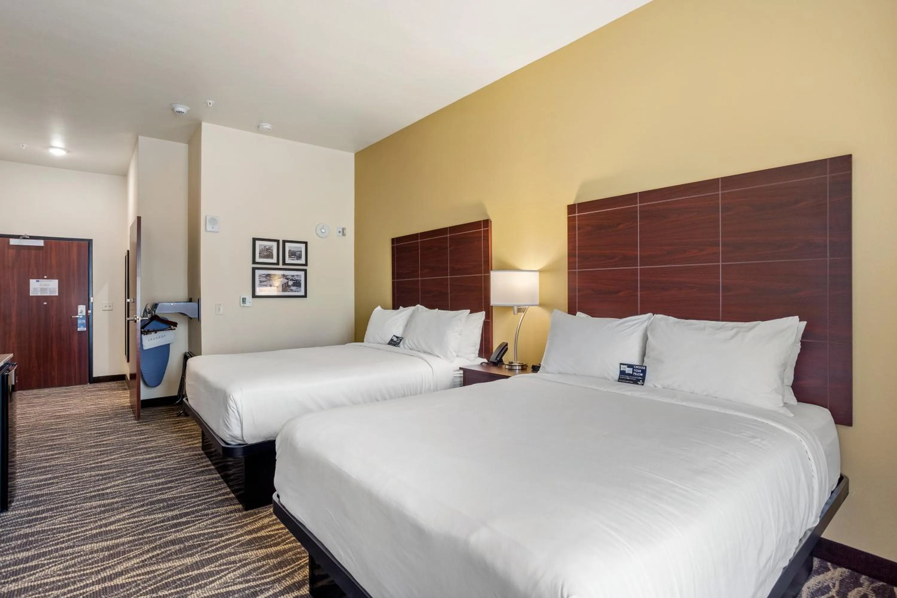 Queen Room - Disability Access in Cobblestone Hotel & Suites - De Pere Green Bay