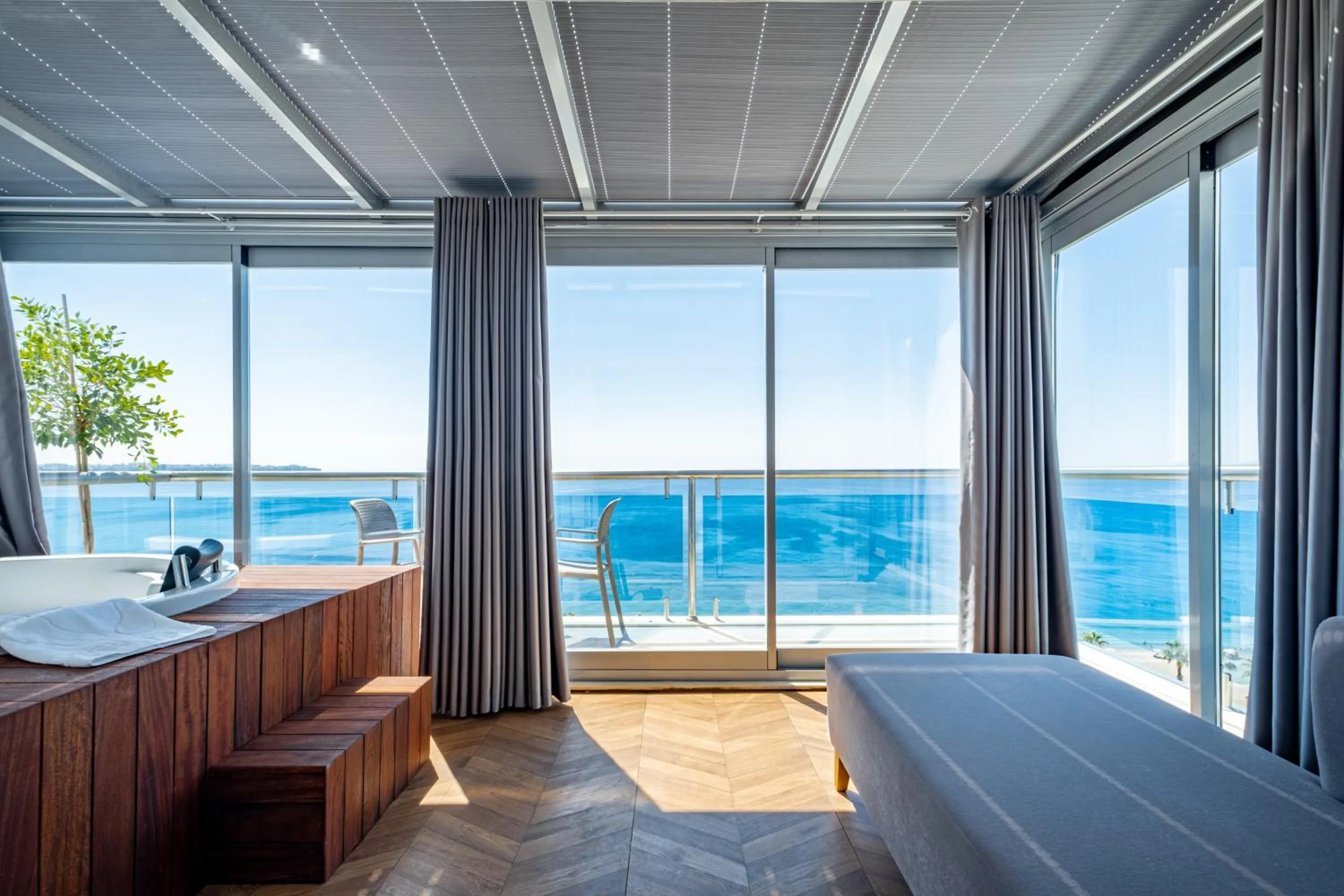 Deluxe Suite with Spa Bath in PEARLY HOTEL