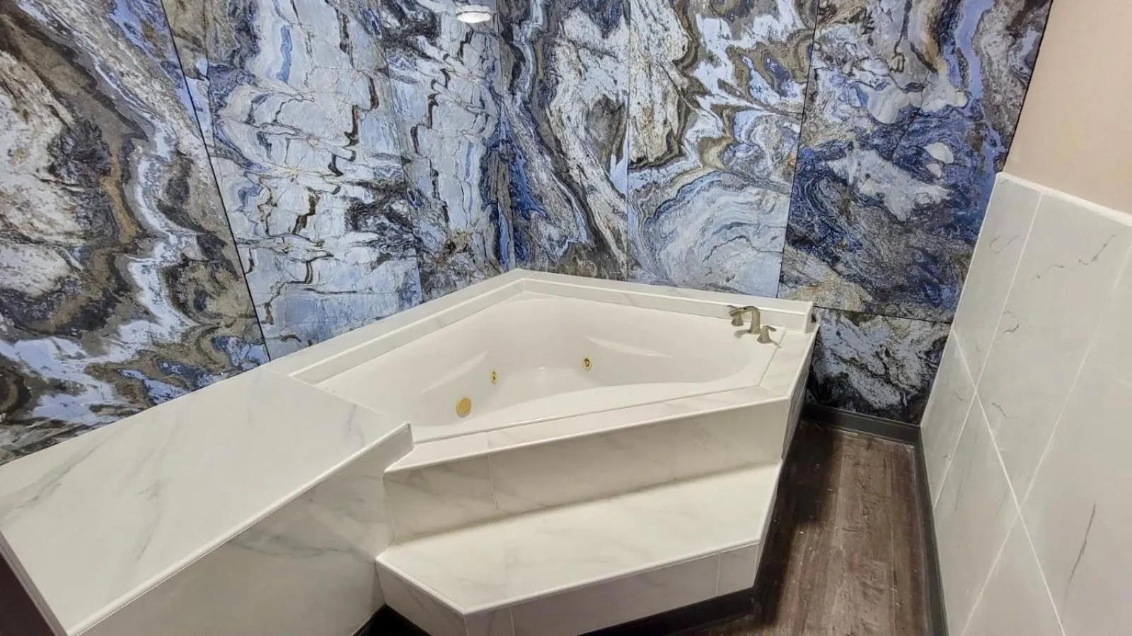 King Suite with Spa Bath in Budget Inn & Suites