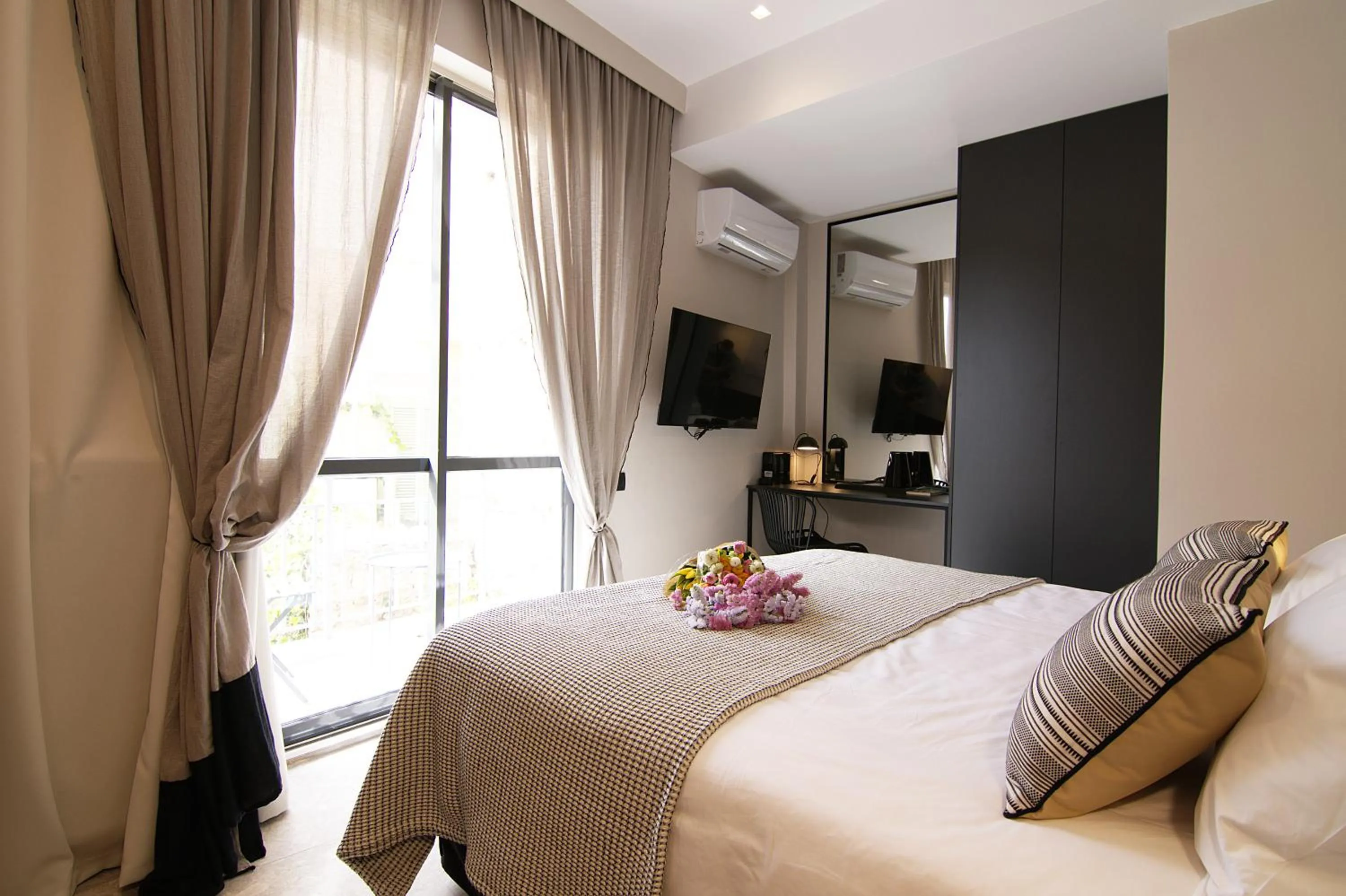 Deluxe King Suite in Cityzoe Athens Suites