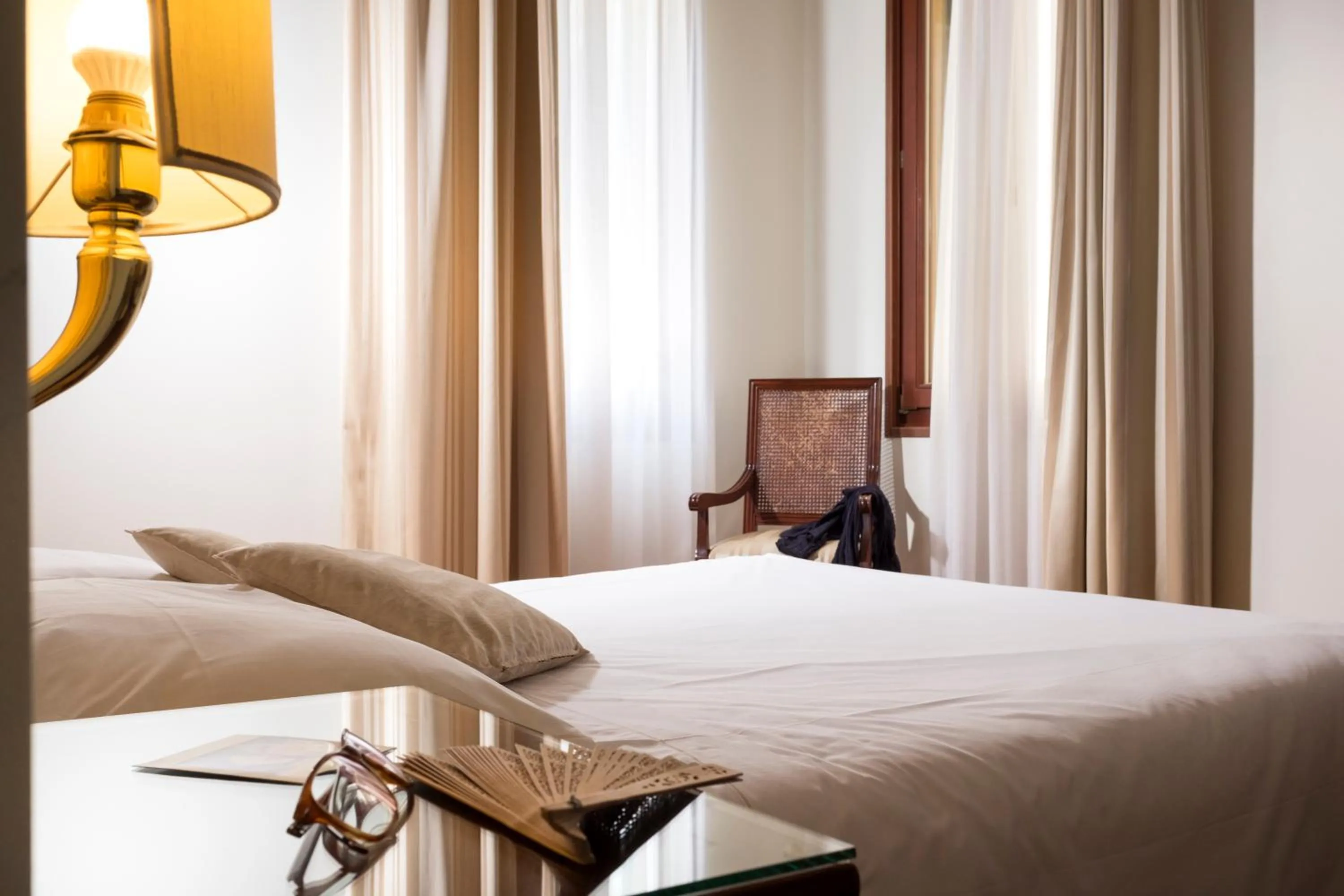 Deluxe Double Room with Canal View in Hotel Ca' D'Oro - WENICE Deep Culture