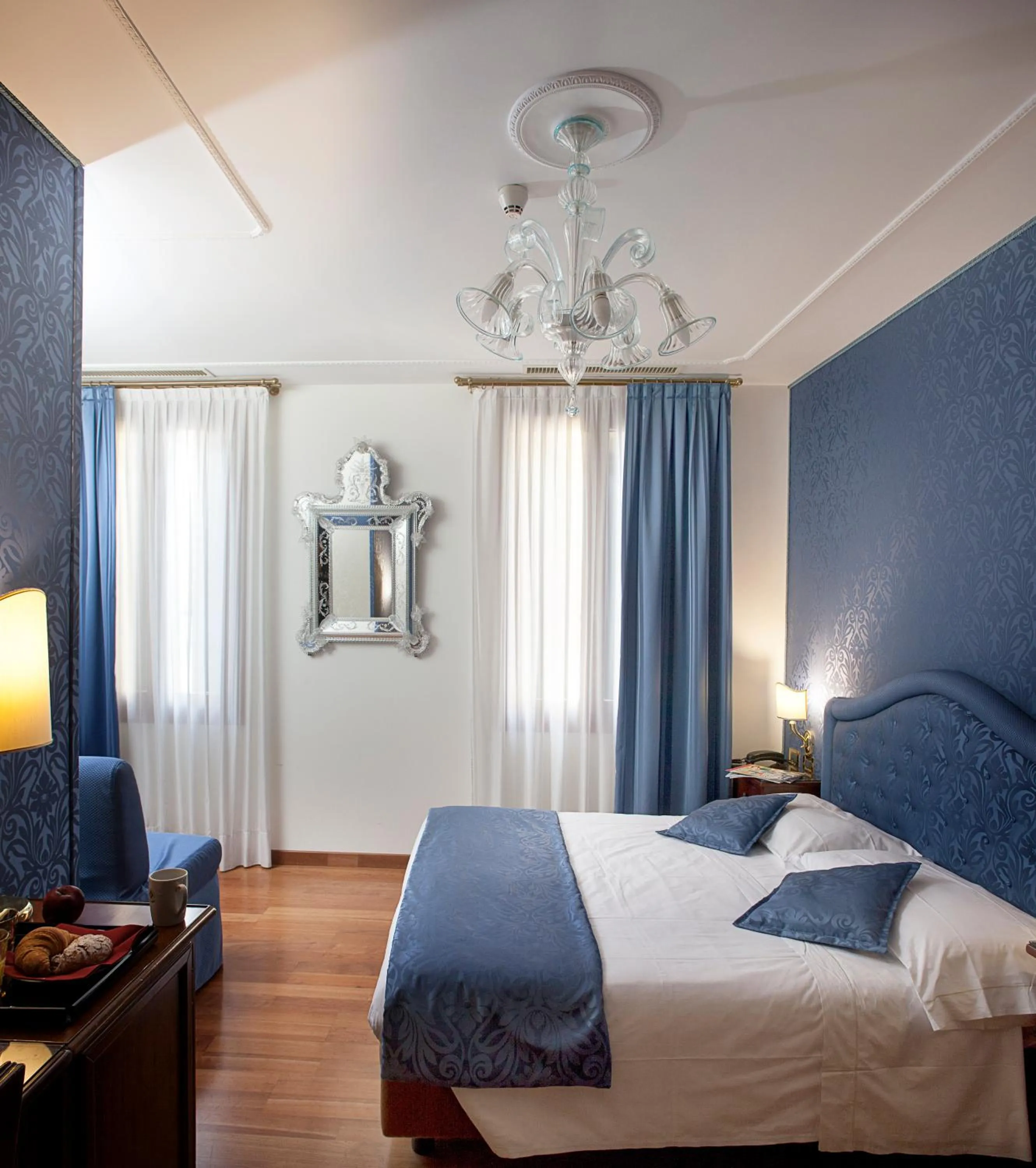 Junior Suite with Canal View in Hotel Ca' D'Oro - WENICE Deep Culture