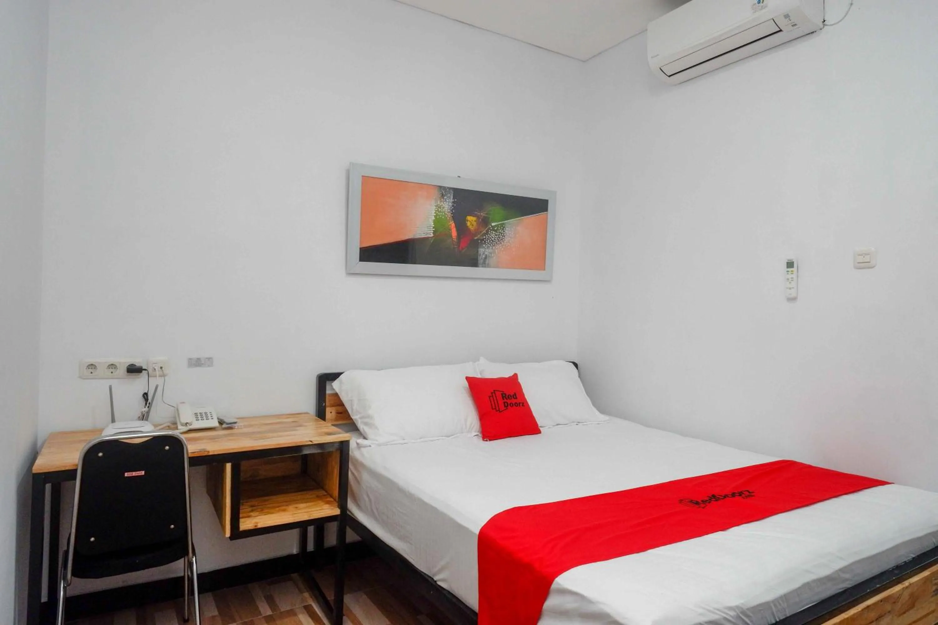 Standard Double Room in RedDoorz Plus near Patung Kuda Undip