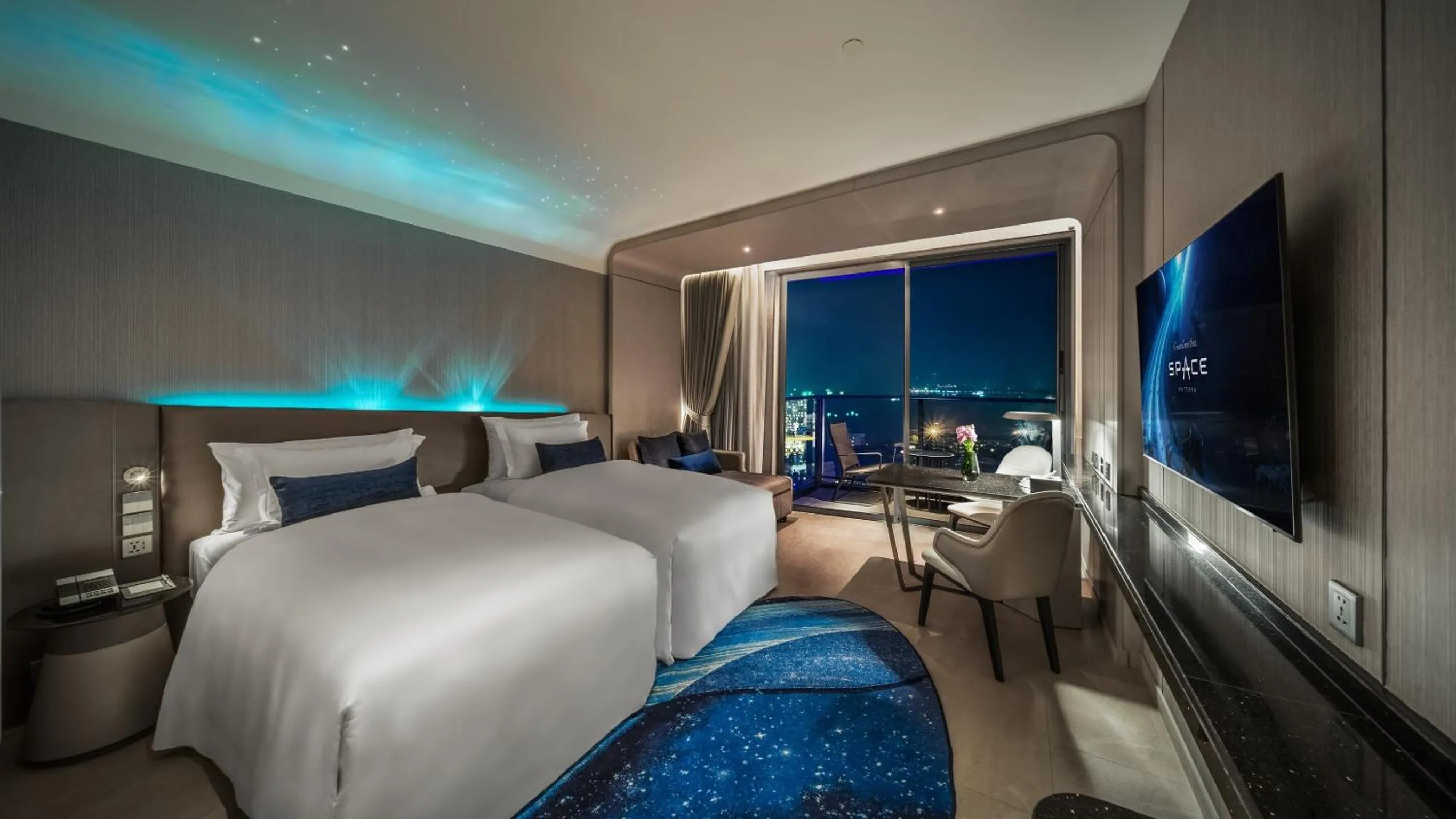 Space Deluxe Twin Room in Grande Centre Point Space Pattaya