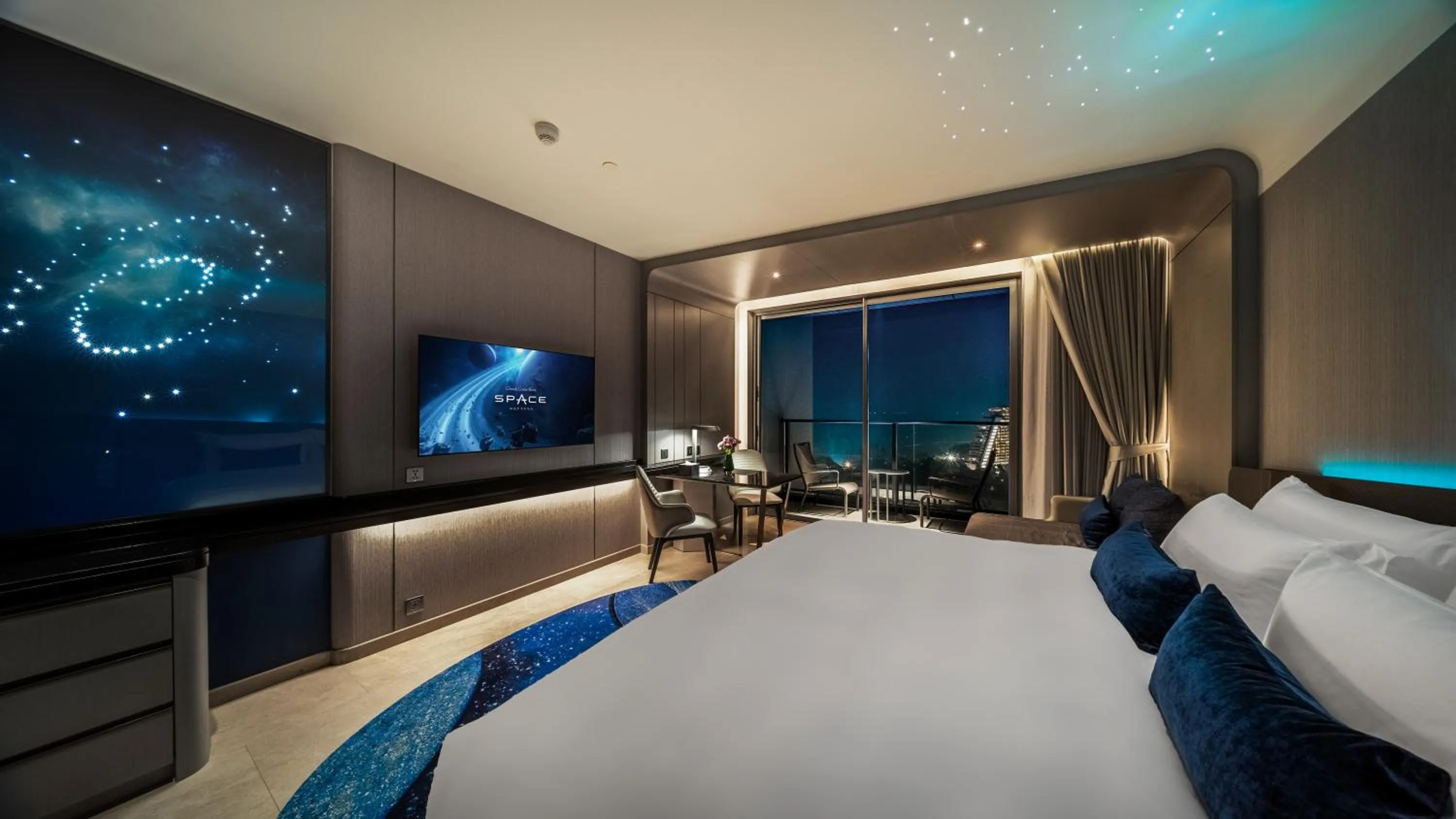 Space Deluxe King Room in Grande Centre Point Space Pattaya