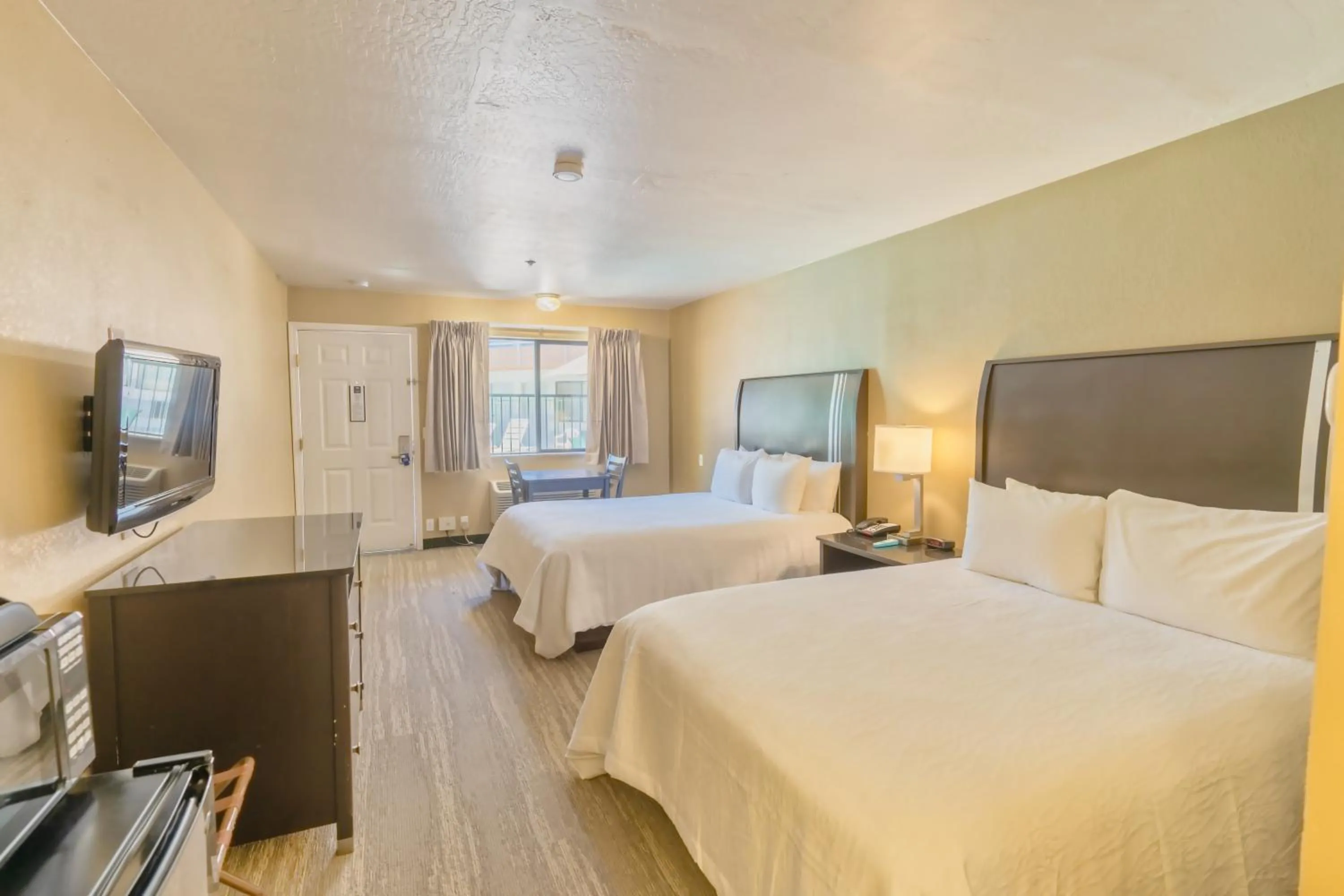 Queen Room with Two Queen Beds - Disability Access in The Oakhurst Inn at Yosemite