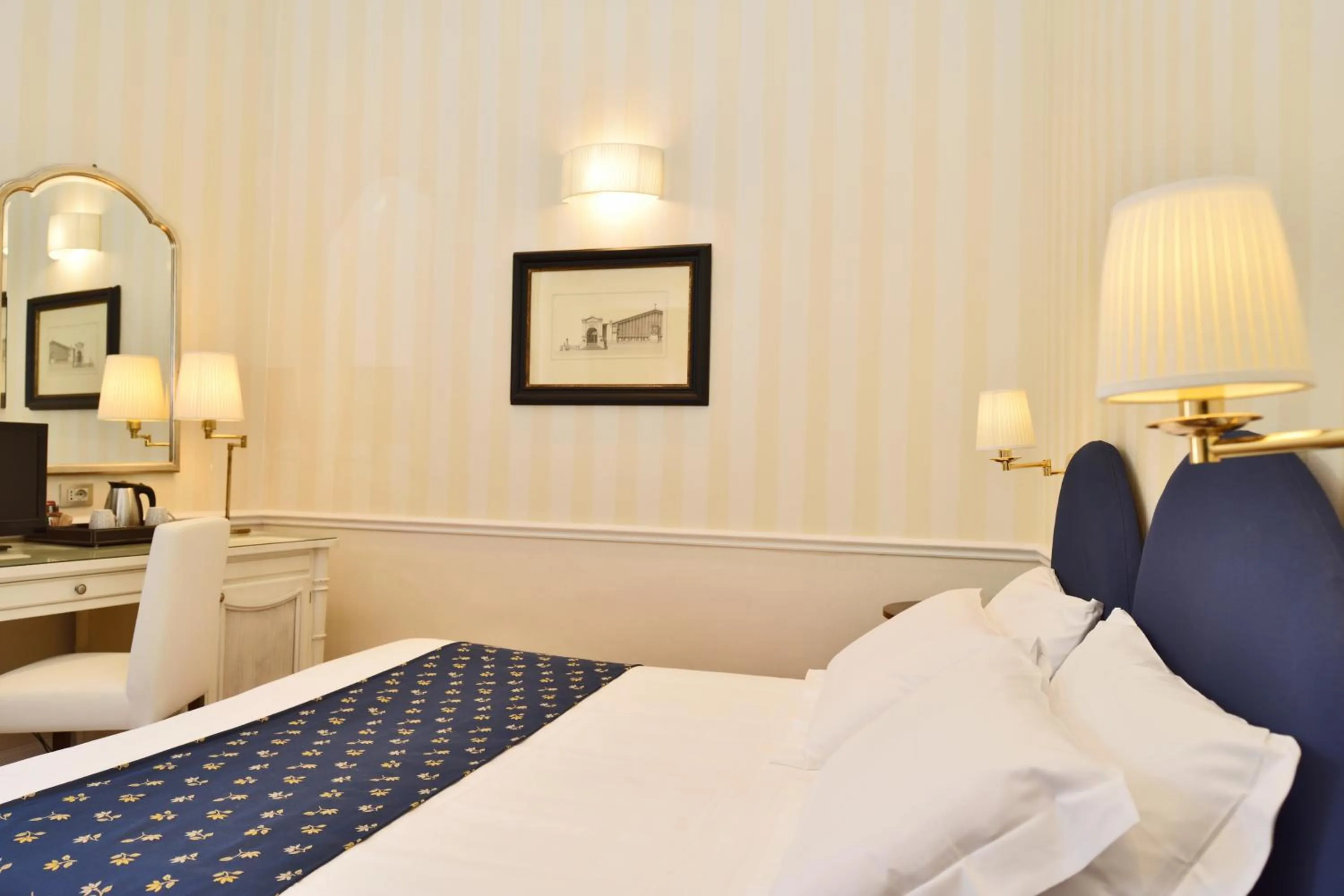 Comfort Double or Twin Room - single occupancy in Hotel Firenze e Continentale