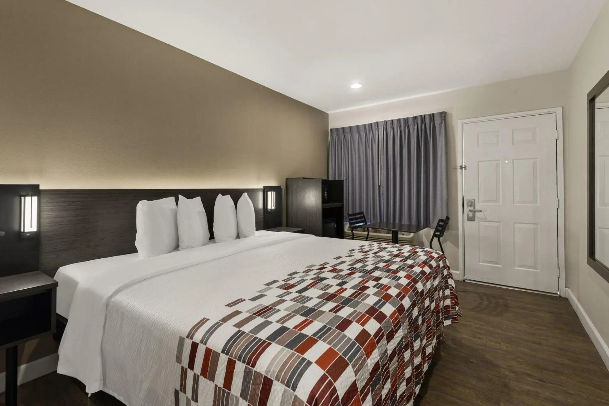 Superior King Room Non-Smoking in Red Roof Inn Carson - Wilmington, CA