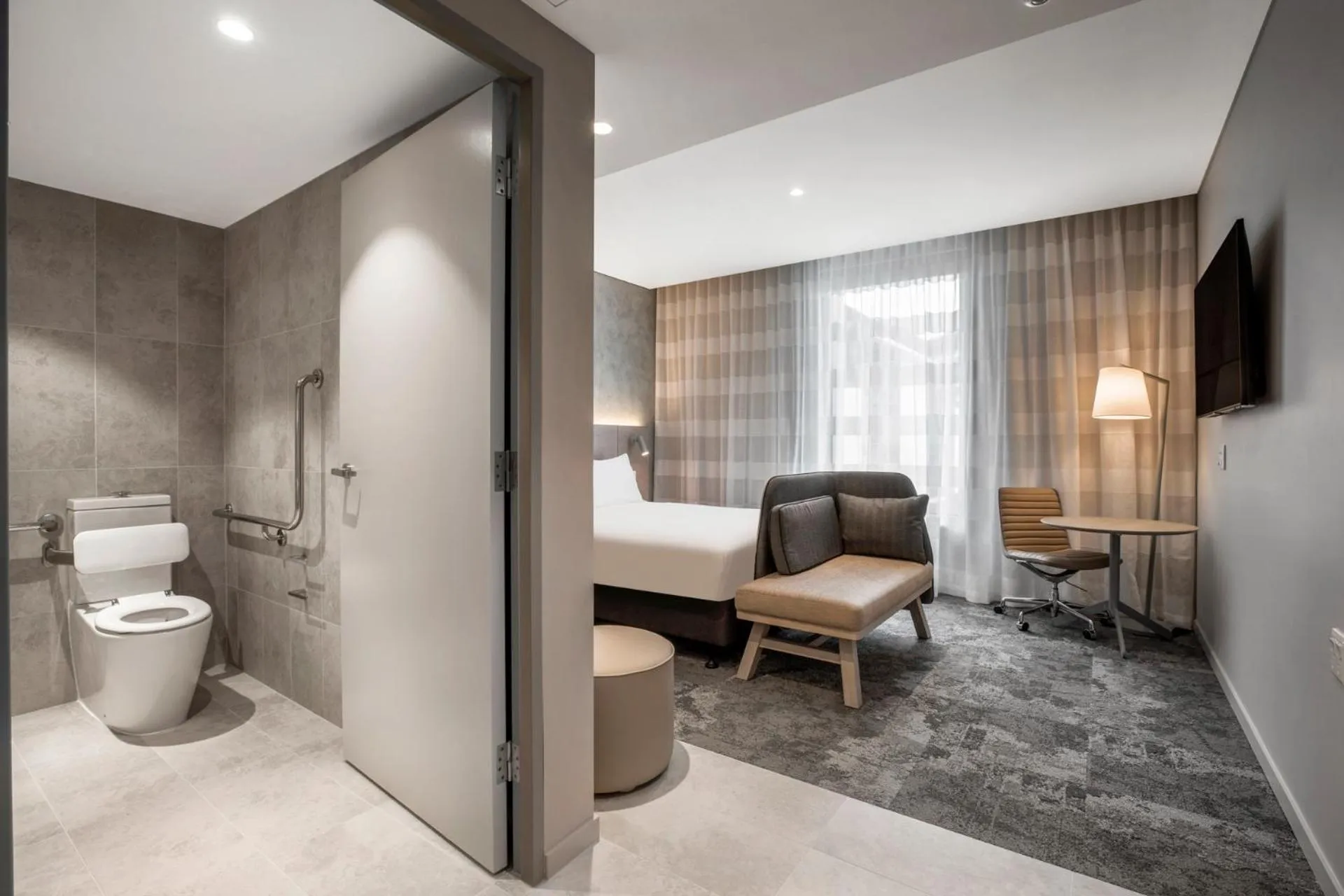 Standard Queen Room - Accessible with Free Breakfast in Holiday Inn Express & Suites Sunshine Coast by IHG