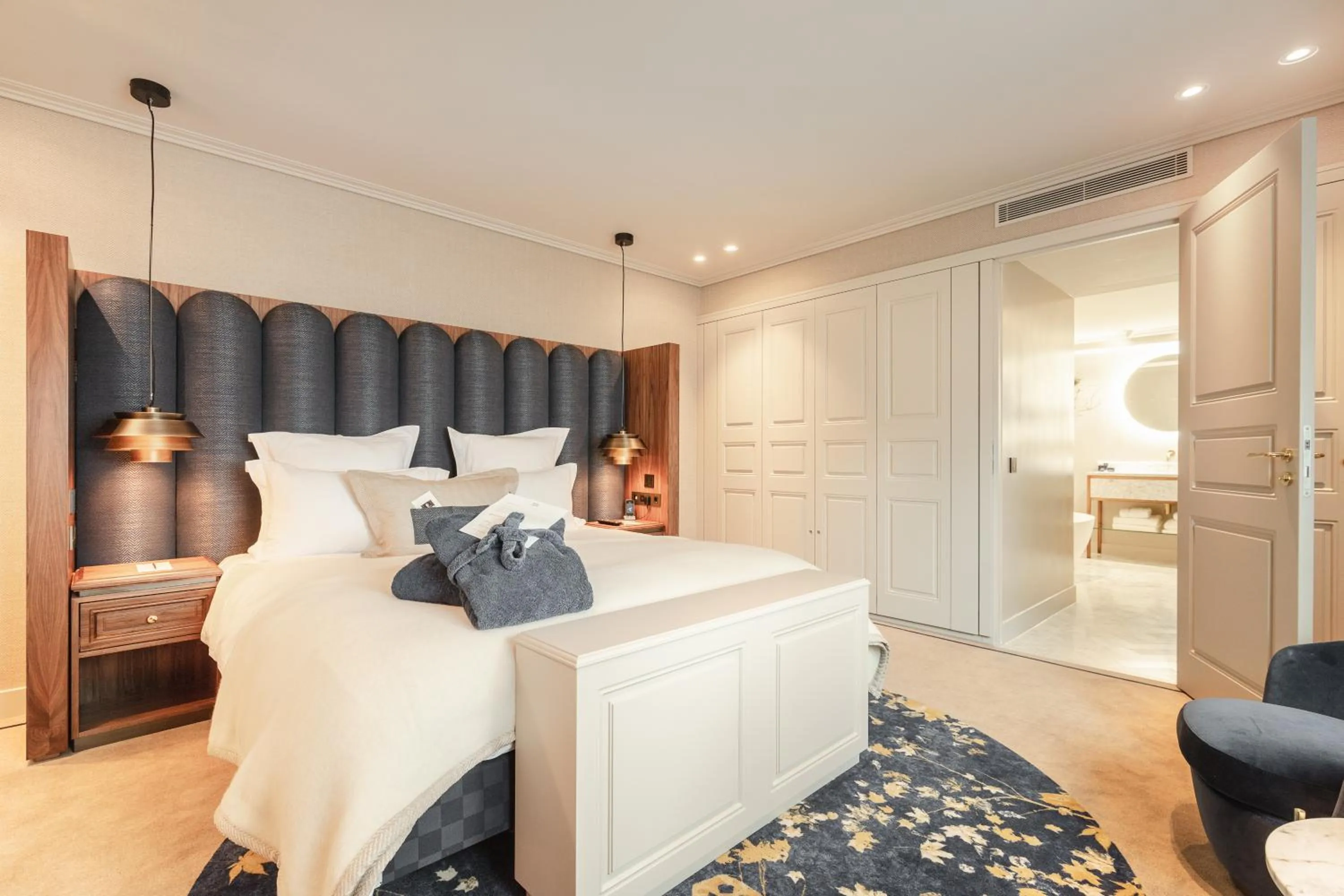 Executive Room (Grand Room Garden View) in Hotel 717