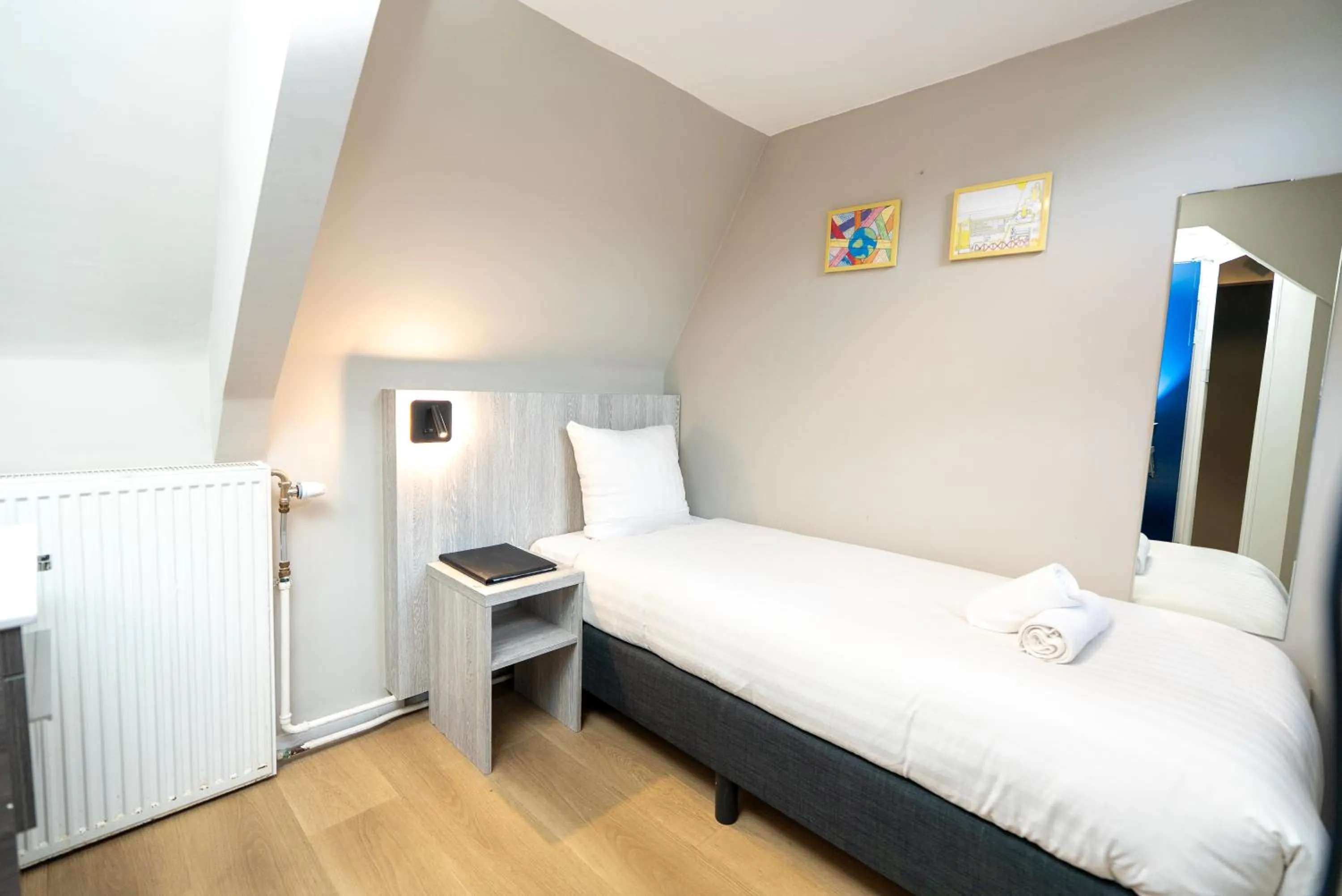 Single Room with Shared Shower and Toilet in The Crown Hotel