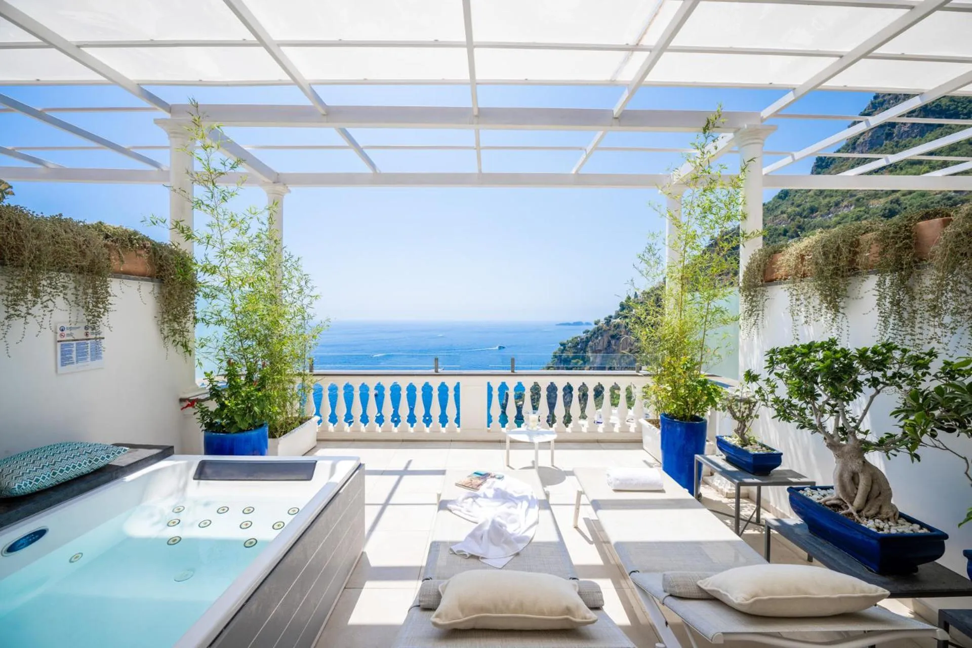 Junior Suite with Terrace and Sea View in Hotel Villa Gabrisa