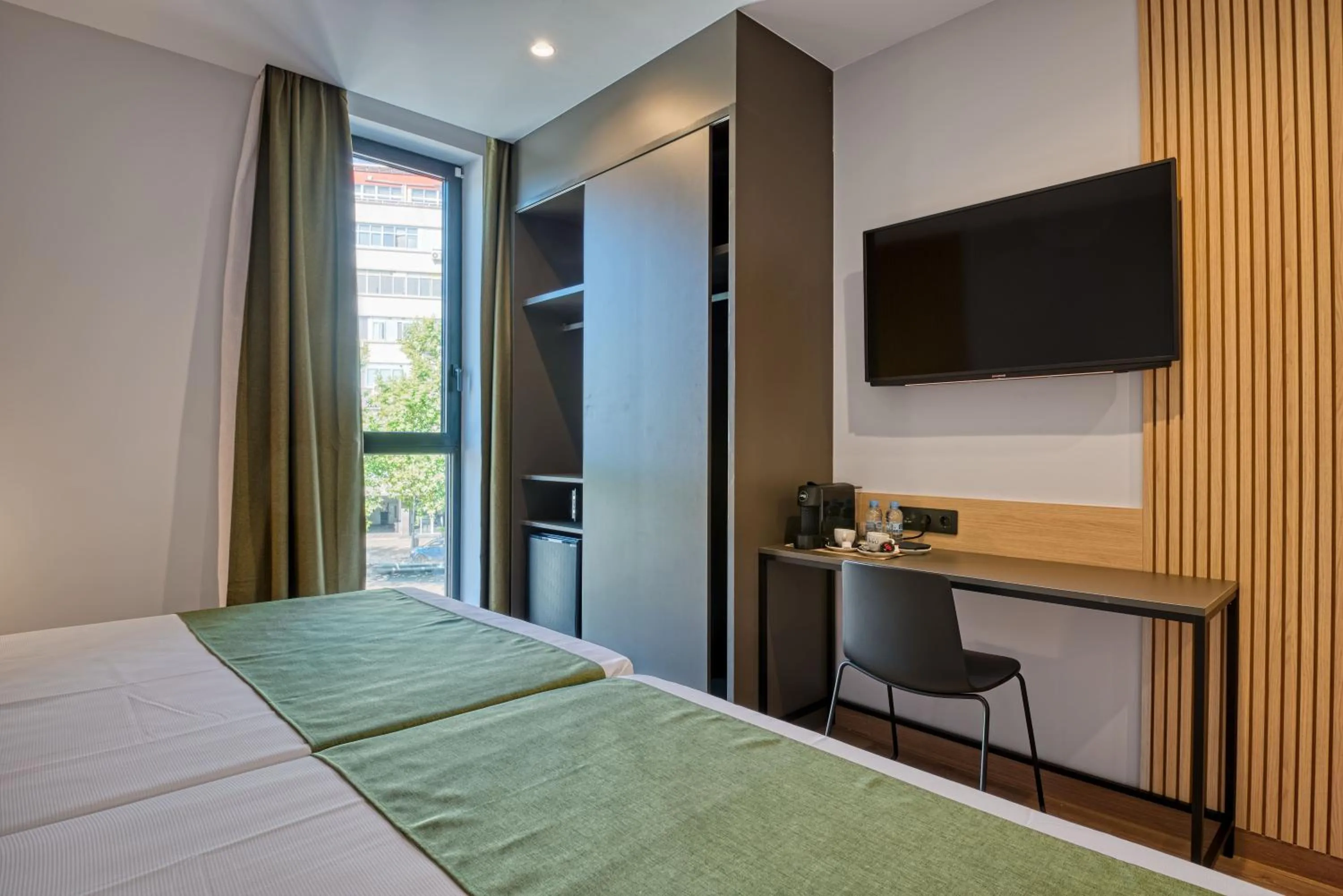 Double Room (2 Adults + 1 Child) in DWO Colours Alcalá