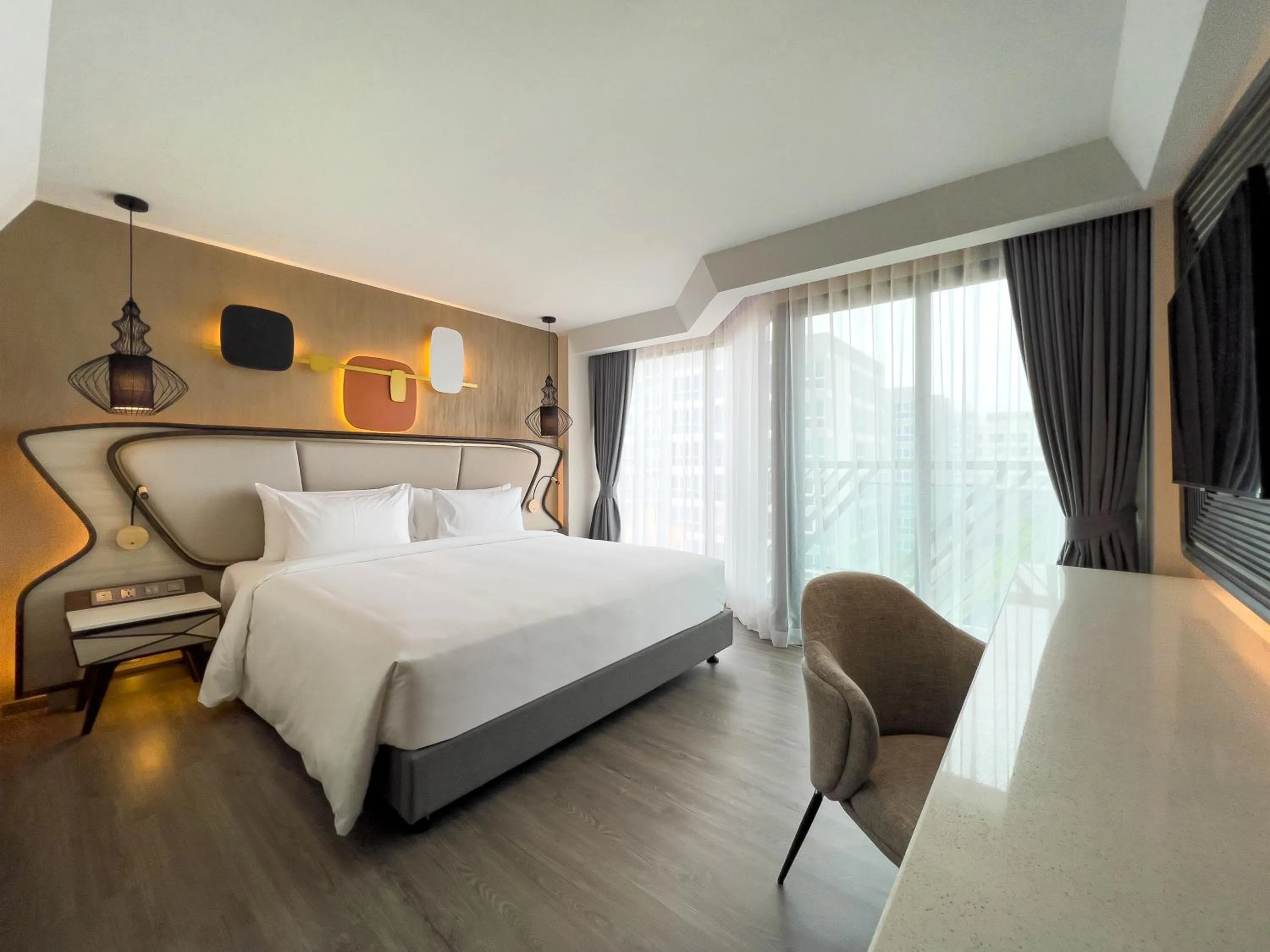 Deluxe king bed room in Amethyst Hotel Pattaya
