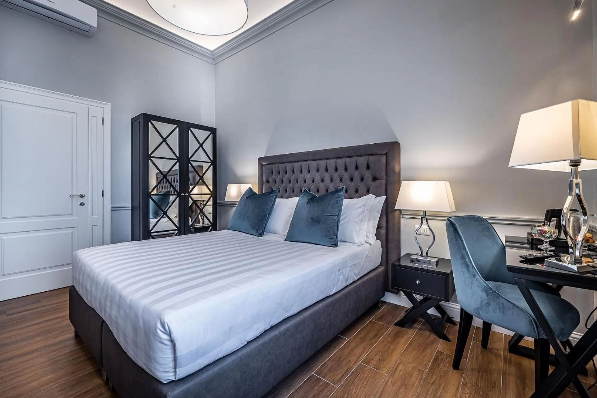 Double Room with Private External Bathroom in Hotel Ungherese Small Luxury Hotel