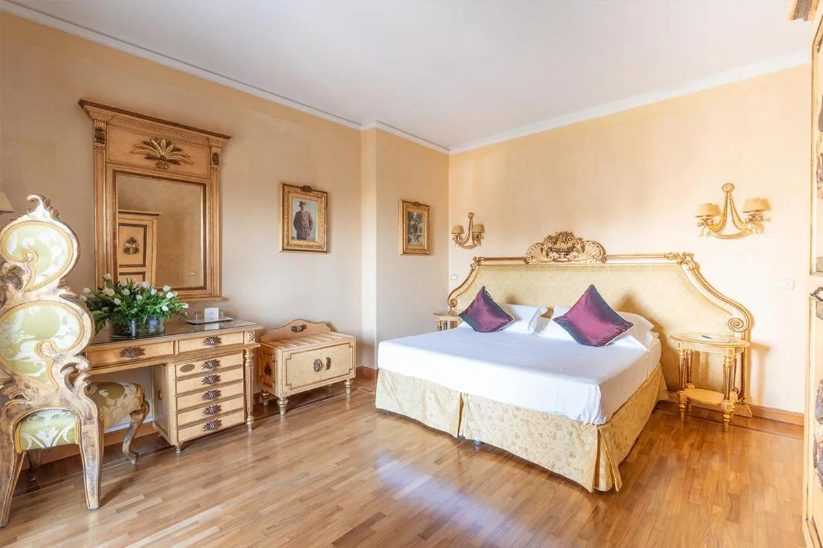 Suite Deluxe with Balcony - Historic Villa in Park Hotel Villa Ariston