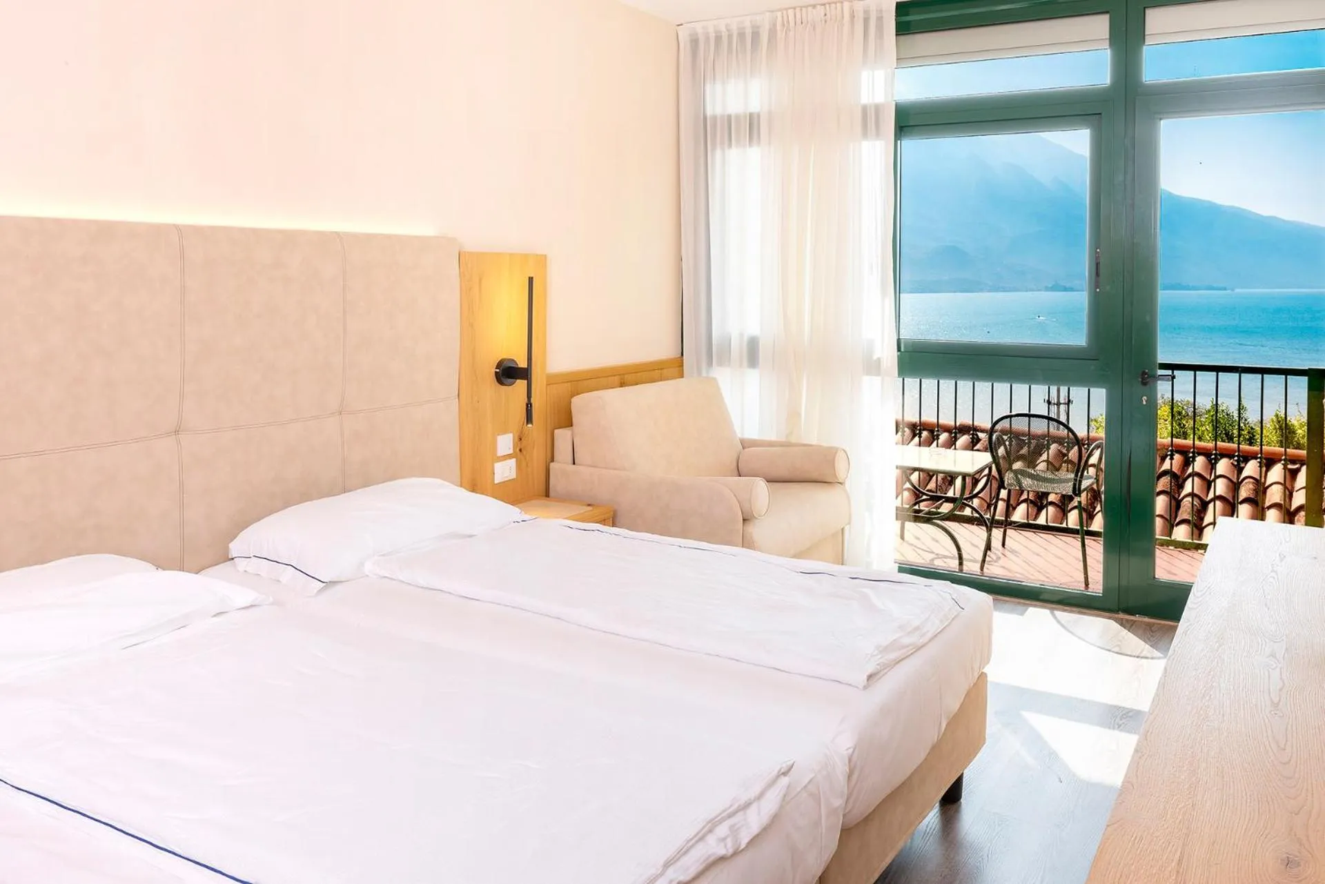 Superior Double or Twin Room with Lake View in Centro Vacanze La Limonaia
