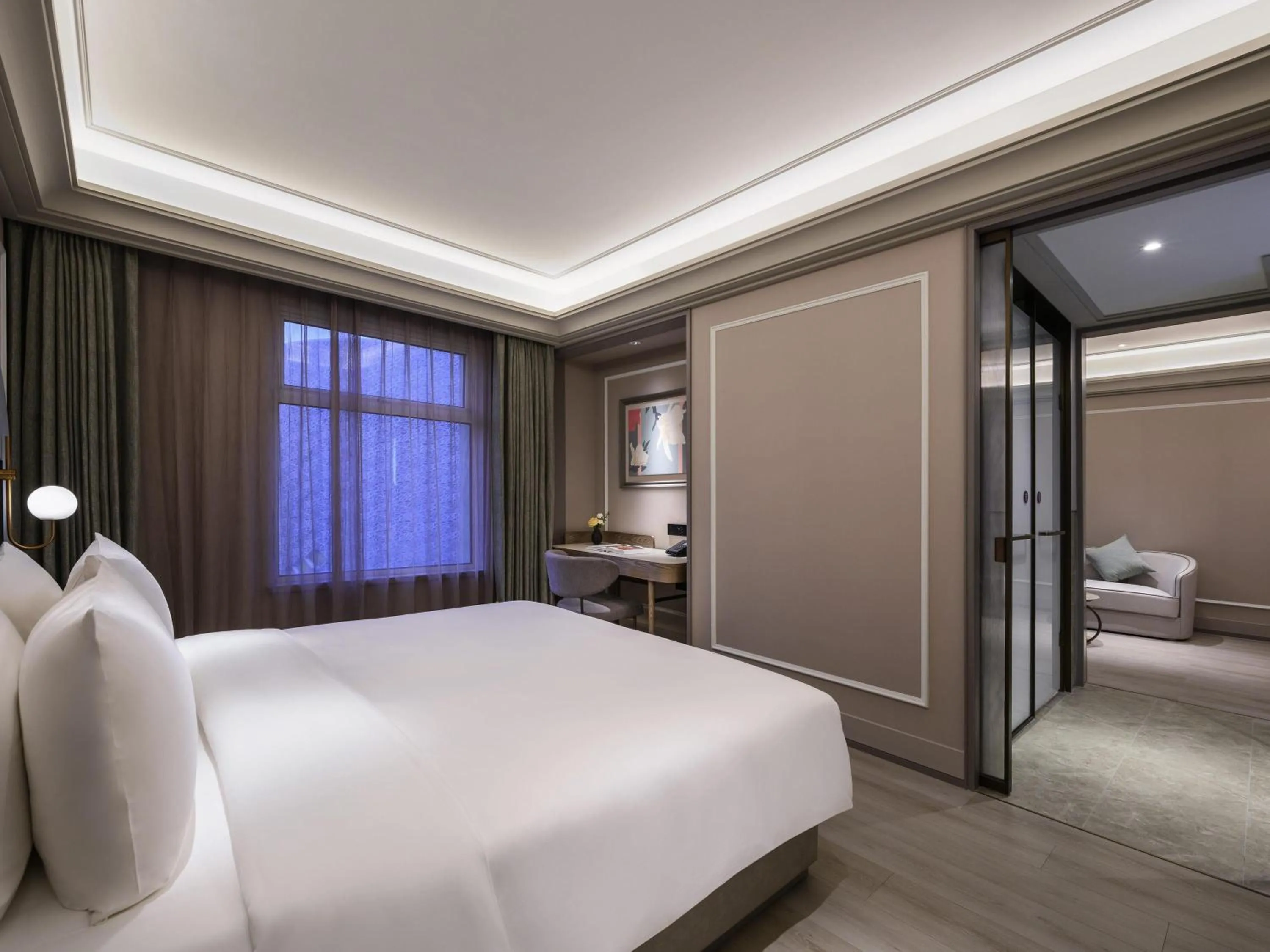 Honorable Queen Room in Mercure Shanghai Jinqiao
