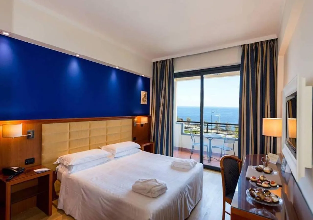 Deluxe Double or Twin Room with Sea View in Hotel Nettuno