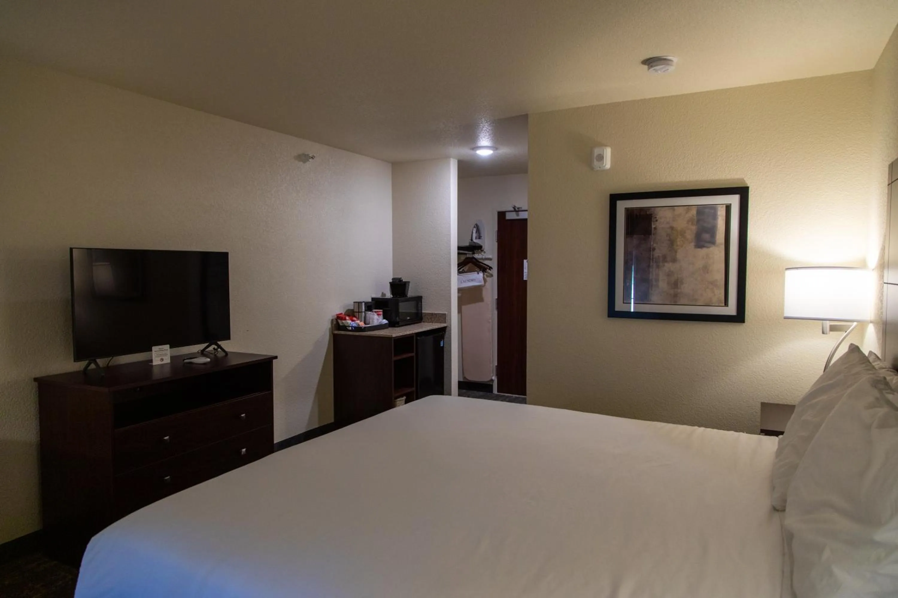 King Room in Cobblestone Inn & Suites -Springfield