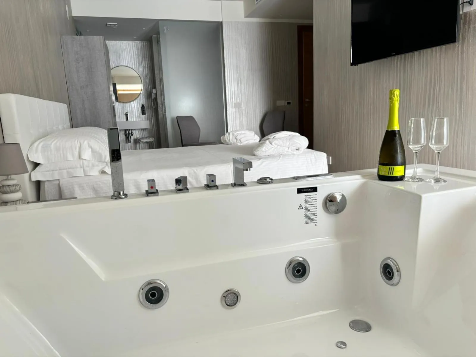 Suite with Hot Tub in Catania Sea Palace Hotel