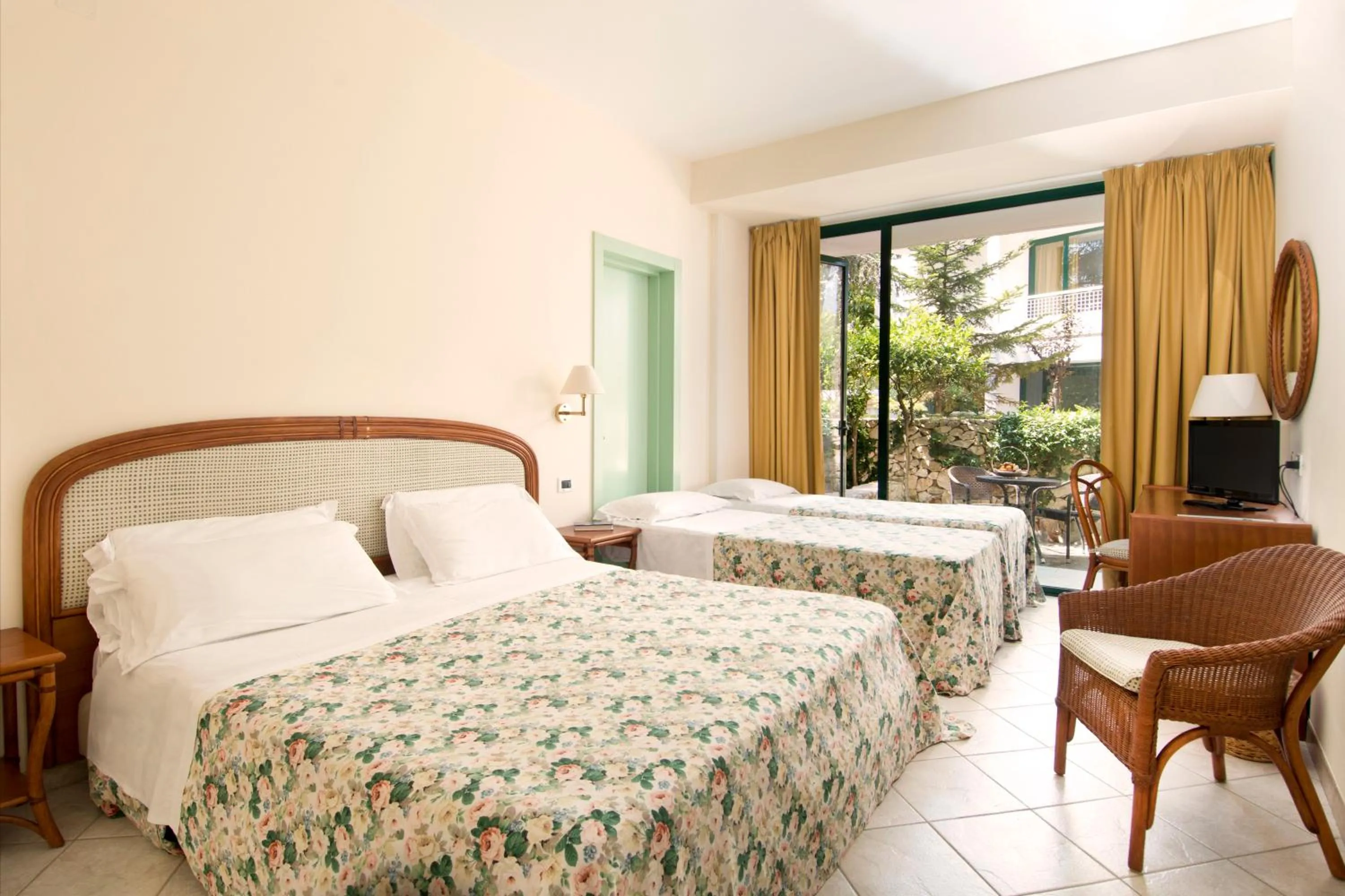 Quadruple Room in Hotel Sierra Silvana