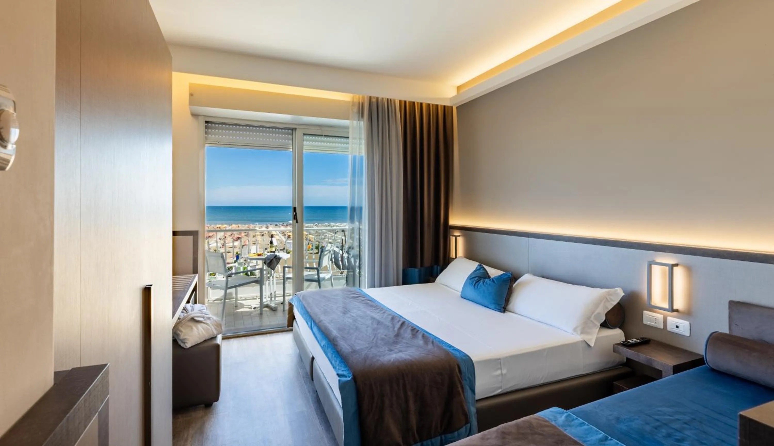 Deluxe Triple Room with Sea View in Hotel Continental